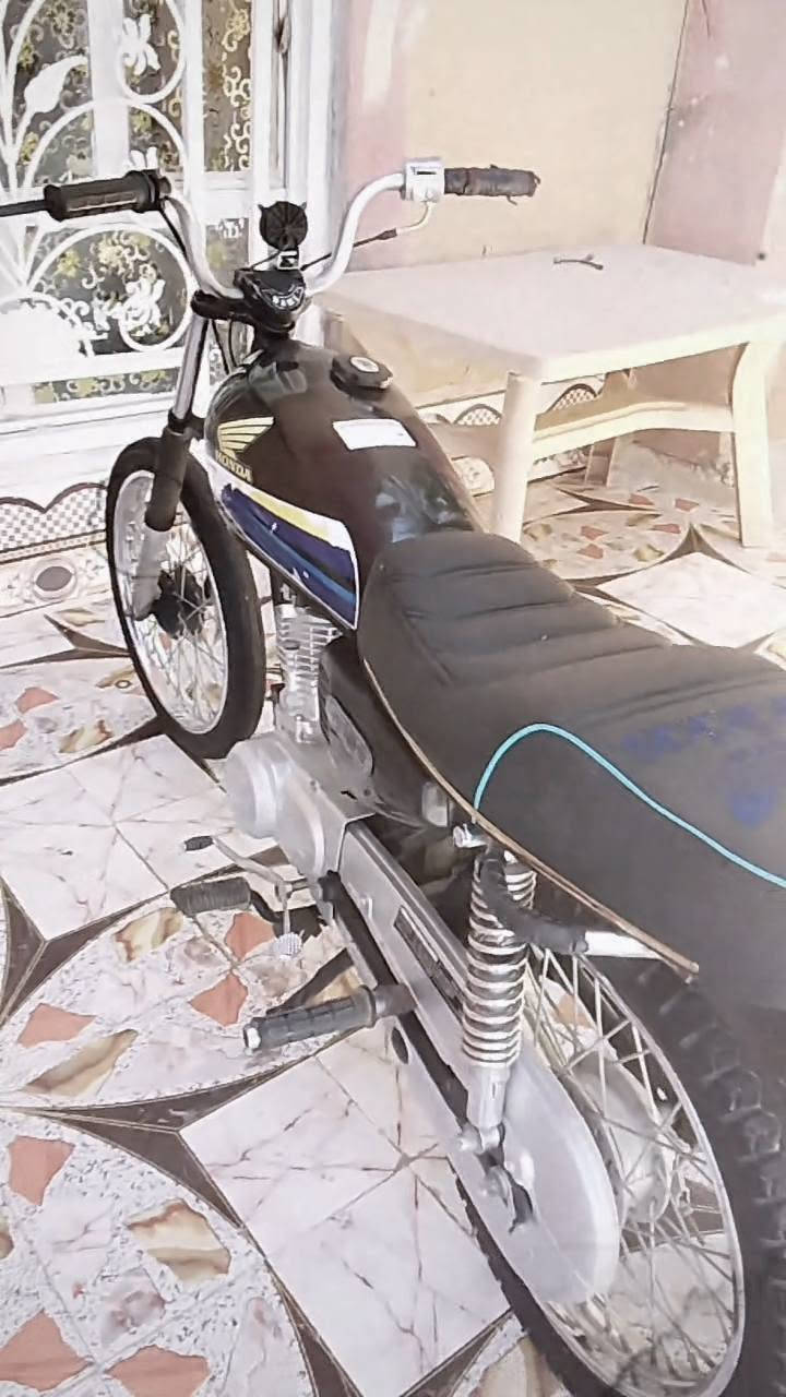 السلام عليكم دراجه مكفوله كفاله عامه محركها مفتوحه بس والفات والسعر 450 ()***********

