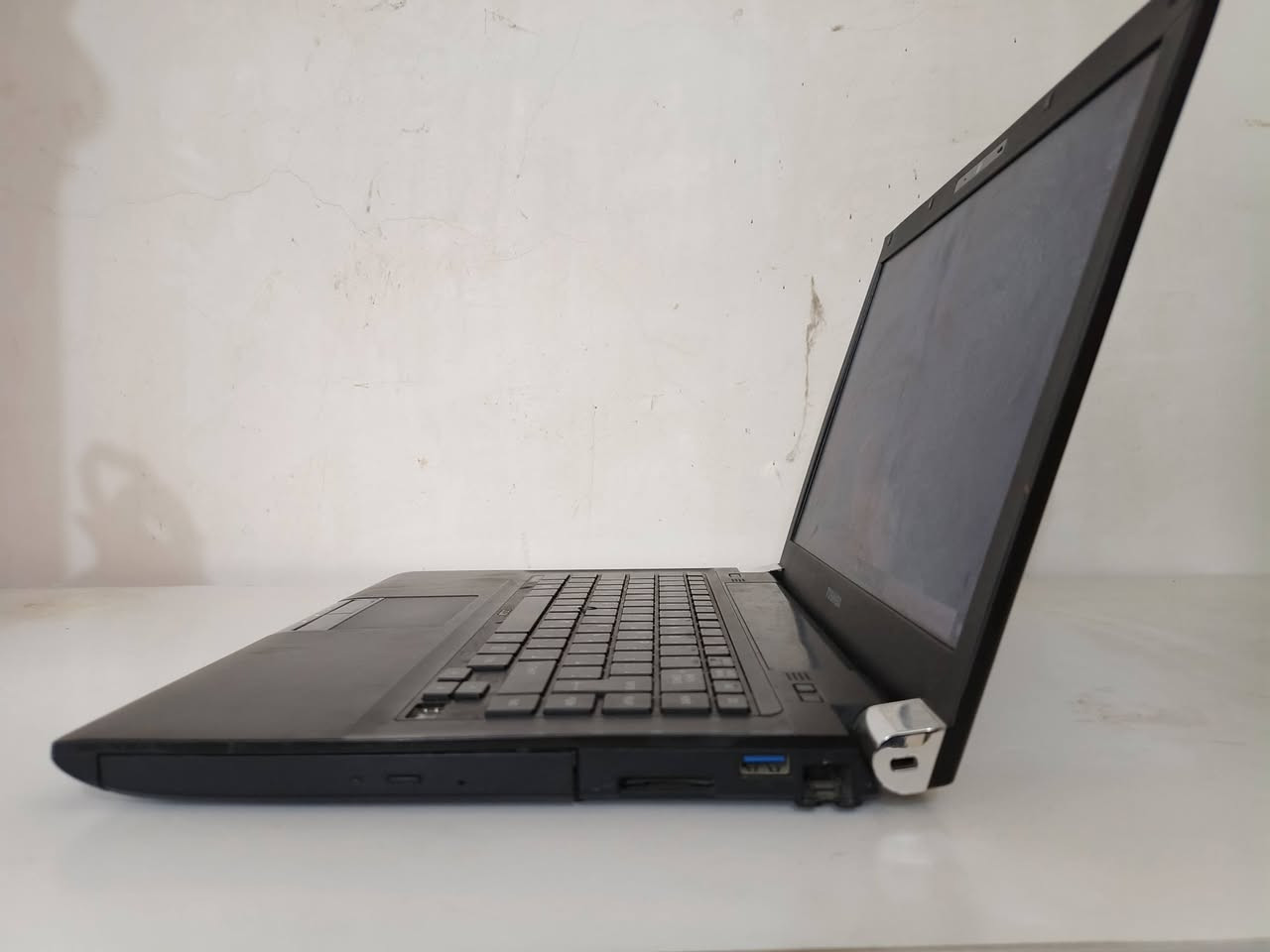 🟥 (تم تعديل المنشور)
السلام عليكم
لابتوب للبيع TOSHIAB المواصفات: وندوز 10 برو
🟦المعالج💻: 
core i5-3230M 2.60Hz
🟦الرام💾: 
Ram 4 GB
🟦الذاكرة 💽:
298 GB
🟦حجم الشاشة 🖥: 
14 inch
🟦كرت شاشة📽: 
intel(R)HD graphics 4000 داخلي
🟦منافذ لابتوب💻: 
منفذ usp عدد 2 ومنفذ قارئ اقراص DVD ومنفذ HDMI عدد 1 ومنفذ سماعه عدد 2 ومنفذ lan عدد 1 ومنفذ زيادة الرام ومنفذ vega ومنفذ usp 3.0 مكاني الديوانية للتواصل واتس *********** او فيس متواجد ملحقات فقط كيبل شحن
ملاحظه /فقط دكمه سهم اليمنى مشلوعه وباقي كله نظيف مثل ماموضح بالصور 

💰السعر 100 الف وبي مجال للشراي
 
... 🟨🚛 يوجد توصيل مجاني لجميع محافظات العراق..
