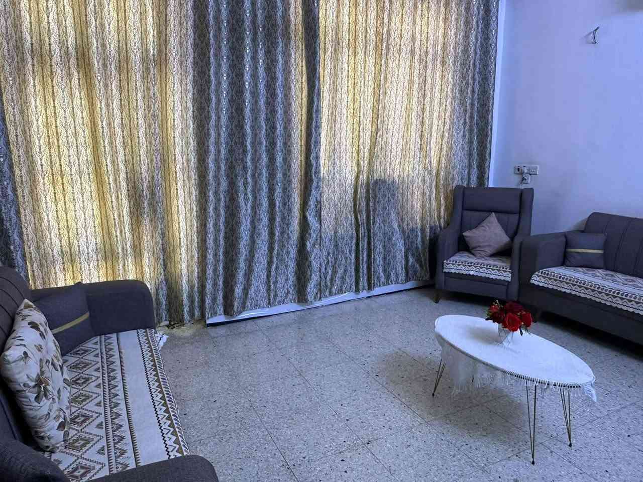 السلام عليكم اخوان بيت للبيع بالسلطان الثاني... البيت نظيف وطابقين...الطابق الاول مدخلين استقبال و هول و مطبخ خلفي ومنور كبير وخدمات 
الطابق الثاني غرفتين نوم وحولي... للتواصل والاستفسار الاتصال على الرقم ***********
