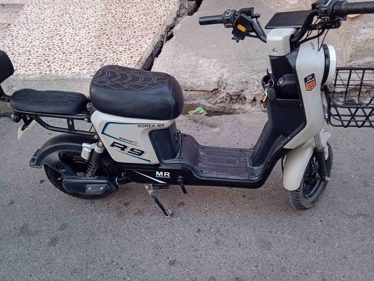 ماطور ار 9 نضام بك لسرعه 109 اربع نمر باتريات 5 دبل 30 امبير جدد  كلو شغال ما بي اي عطل تايات انضاف بي ابلوتوث ماطور كلو شرط من لتايا لي تايا للبيع لسعر 450 لشراي يخبر علرقم ***********
