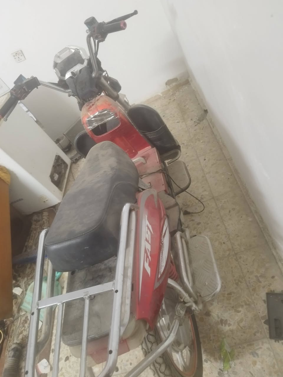 سلام عليكم دراجات شحن للبيع شغالة بس متروكة بس هيج ابيع علا زكاطهة الي يحب يتواصل هاث رقمي *********** السعر 100  و بيهة مجال
