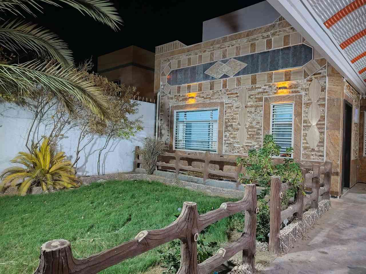 بيت للبيع في قرية الغدير الاولى 250 متر موقع مميز. أرضية البيت و جدانه مرمر. مطبخ 9*4.. و استقبال 9*4..أبواب تركية. كهرباء و ماء تأسيس جديد. اظافات كاملة. وجه عكس الشمس. مكتب سيد حسين زيني واتساب. ***********

