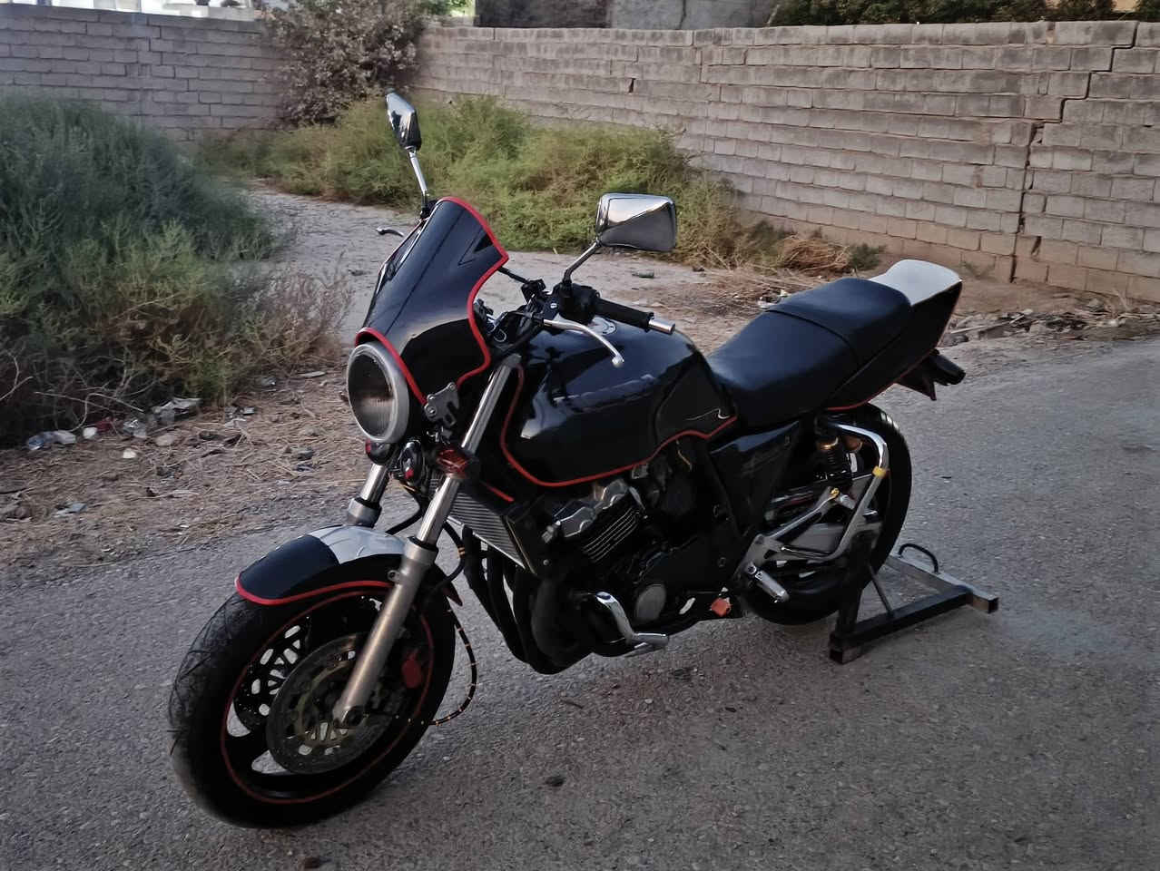 شباب دراجة من نوع Honda cb400cc موديل 1998
الدراجة كاملة وجاهزة بدون أي نقص يذكر الدراجة مال جاني 
عليها اضافات حلوة 
1- درع امامي. 2- درع خلفي. 3- بجم امامي. 4- مرايات نيكل كروم 
الدراجة عليها سيرفست كامل من بلكات و كابريتر و شوته وعليها ديسكات بريك امامي خلفي جديد كذلك التايرات جديدات 
ملاحضه: الدراجة مصبوغة للجمالية لا اكثر 
اما بالنسبة المحرك الدراجة فهو مكفول من الفتح ومن اي خلل 
وبالنسبة الحالتها المرورية فالدراجة كمرك مدفوع وجاهزة للترقيم. شباب ابيع الدراجة جوه السوك سعرها 1850 وما تلكون هيج نضافة بهيج سعر 
مكان الدراجة ديالى جديدة الشط قريب من بغداد وهذا رقمي 
*********** والشراي بي خير و يدلل
