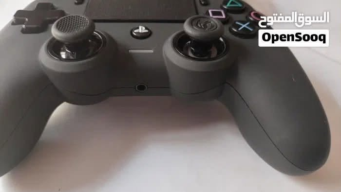 السلام عليكم   يد تحكم Nacon Wired Compact Controller أصلية للبيع، اليد مرخصة رسمياً من شركة بلايستيشن وتشتغل 
ومكفولة فقط زر R1 معطل نظافة ٩٠٪

 تواصل وتس اب فقط (***********)
٣٠ الف شامل توصيل
المواصفات والمميزات:

التوافق: تشتغل بشكل رسمي ومباشر على جهاز PlayStation 4 (PS4) وعلى أجهزة الكمبيوتر (PC).

الربط: سلكية (Wired) وتجي وراها واير طويل وقوي، ميزتها الأساسية إنو ما بيها أي تأخير بالاستجابة (يعني الـ Delay صفر) وتنسى سالفة الشحن والبطارية.

التصميم: حجمها مدمج ومريح جداً باليد (Compact)، ومغلفة بمادة مطاطية ناعمة تمنع زلق اليد حتى لو تلعب لساعات طويلة.

التحكم والصوت: بيها لوحة اللمس (التاتش باد) شغالة بالكامل، وفيها فتحة (جق 3.5 ملم) تشكل بيها السماعة والمايك مالتك مباشرة.

الاهتزاز: اليد بيها محركين اهتزاز (Vibration) قوية للتفاعل وية الألعاب.
