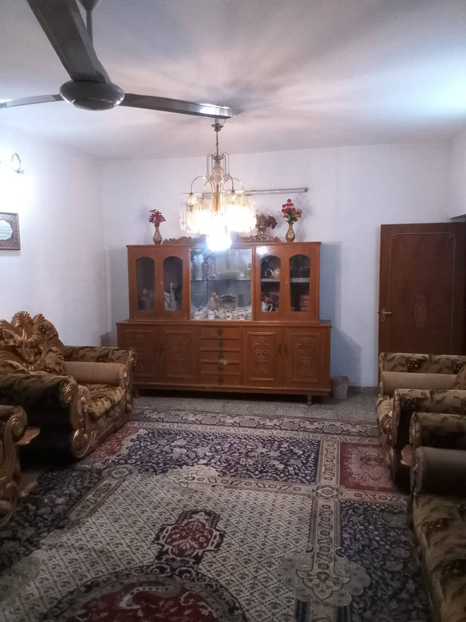 بيت قديم كلش نظيف طابو صرف موقع مميز حله الخسرويه قرب المتنزه مساحه 330منر يتكون من حديقه كراج مجمعات صحيه داخل وخارج واستقبال وهول ومطبخ وثلاث غرف نوم كبيره  عرض شارع 15متر للاستفسار الاتصال على الرقم ***********
