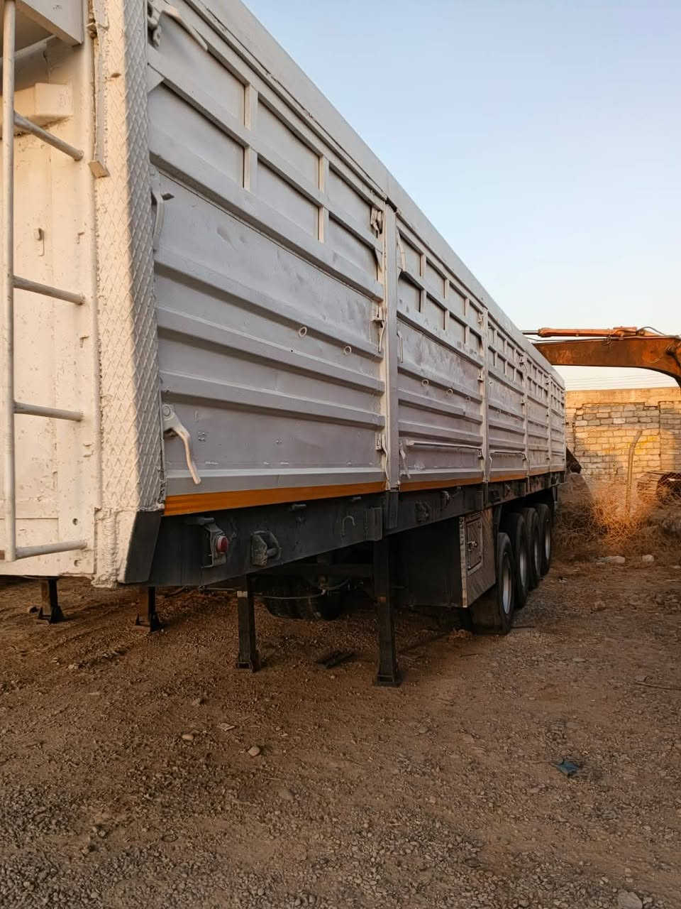 السلام عليكم للبيع بودي اربع محاور ثنين رفاع الطول 12 ارتفاع 160 مكفول من كسر وفطر طخم تاي جديد السعره ٨٥ وبيها مجال رقم ***********8/***********
