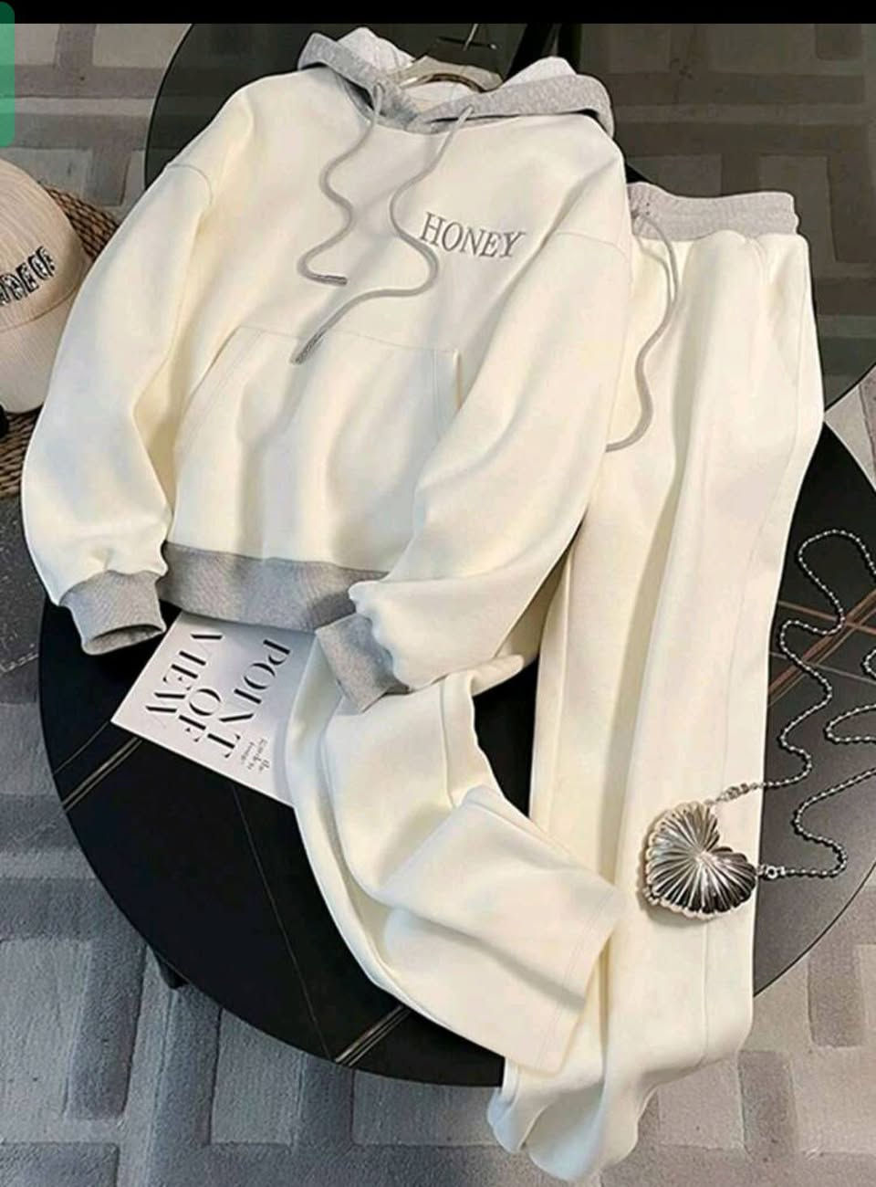 سوت الخامه ولا غلطه سعره بالموقع 49$ يمي بس ب 20 قياسه XL والي يحبون الهاف عادي يلبس L الي يريده يدخل خاص او يتواصل ع هذا الرقم *********** 💕
