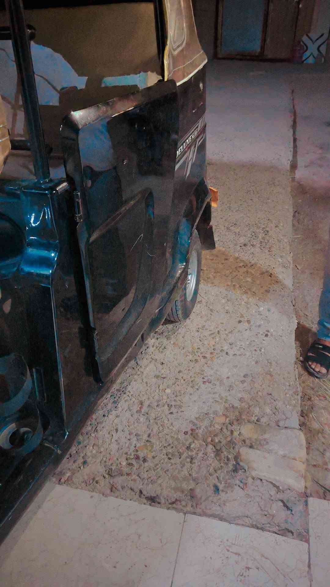 سلام عليكم تكتك تيفياس موديل 21 طالعه بل 22 اوراق اصولي من الشركه كبل باسمي اوراق الرتاج وصل باسمك تكتك كفاله عامه  اتكفلك ضربه وصبغ ومعجون المكينه لحد الان مامفتوحه صوت وضع الشركه التكتك مامتعوبه وكلشي جاهز وكلشي مامبدل بيه وضع الشركه مسجل وسكن وضع شركه تكتك احلاا من الصور امانت الله وبلعافيه عل ياخذه التكتك مولشغل مجرد توصلني وجيبني مكاني المحموديه رقمي *********** ملااحضه بيه طخه بك لاايت ومامسويه خاف تنعاب السعر 6  وبيه مجال حك الجيه
