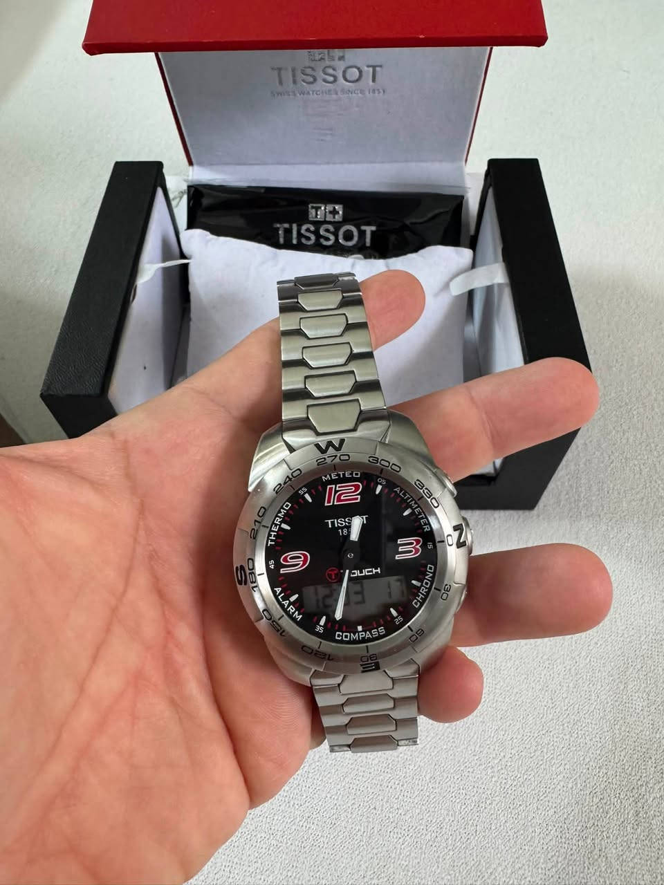 السلام عليكم مستخدم نضافه 100
Tissot
* الموديل: T-Touch.
* الحركة: كوارتز (Quartz) سويسرية.
* الزجاج: كريستال ياقوتي (Sapphire Crystal) مقاوم للخدش ويعمل باللمس لتفعيل الوظائف. 
* السوار: معدن 
* مقاومة الماء: حتى 100 متر T-Touch. 

الوظائف الموجودة على الساعة:

* 🧭 بوصلة (Compass).
* ⛰️ مقياس الارتفاع (Altimeter).
* 🌡️ مقياس الحرارة (Thermometer).
* ⏱️ كرونوجراف (Chronograph).
* ⏰ منبه (Alarm).
* 🌦️ مقياس الضغط الجوي وتوقع الطقس (Barometer/Weather).
* عرض الوقت والتاريخ على الشاشة الرقمية.
السعر 350 دولار / ***********
