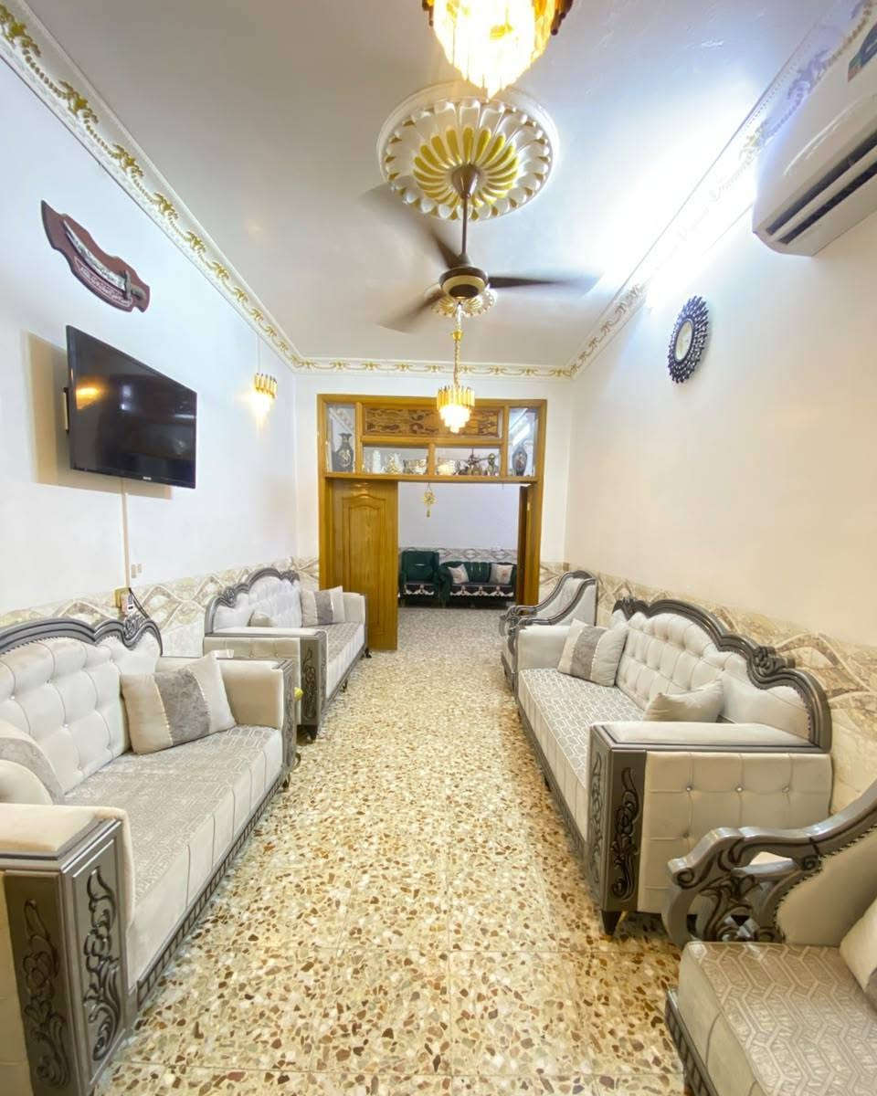 🏠 بيت للبيع – حي الصحفيين
📍 الموقع: حي الصحفيين، قرب محطة الوزني
📐 المساحة: 100 م² (5 × 20)
🏠 طابقين
💧⚡ خدمات كاملة
تفاصيل البيت:
🔹 الطابق الأول:
استقبال
صالة
مطبخ
غرفة نوم
صحيات
غرفة نوم إضافية مع صحيات خاصة بها في الطابق الثاني، تابعة للطابق الأول

🔹 الطابق الثاني: شقة مستقلة مع درج خارجي، تتكون من:
غرفة نوم
صالة مع مطبخ
صحيات
✅ مجموع البيت: 3 غرف نوم 
✅ البيت كامل من جميع التفاصيل وجاهز للسكن

للاستفسار والتواصل 
*********** واتساب
