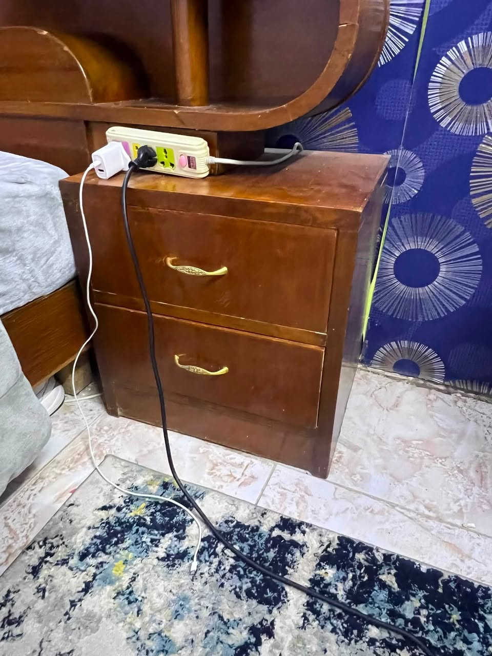 غرفة اخشاب للبيع غرفه صاج الغرفه مستخدمه ما ناقصها شي بس الكنتور يرادله شوي ترتيب العنوان البصره تواصل *********** السعر 600 الف
