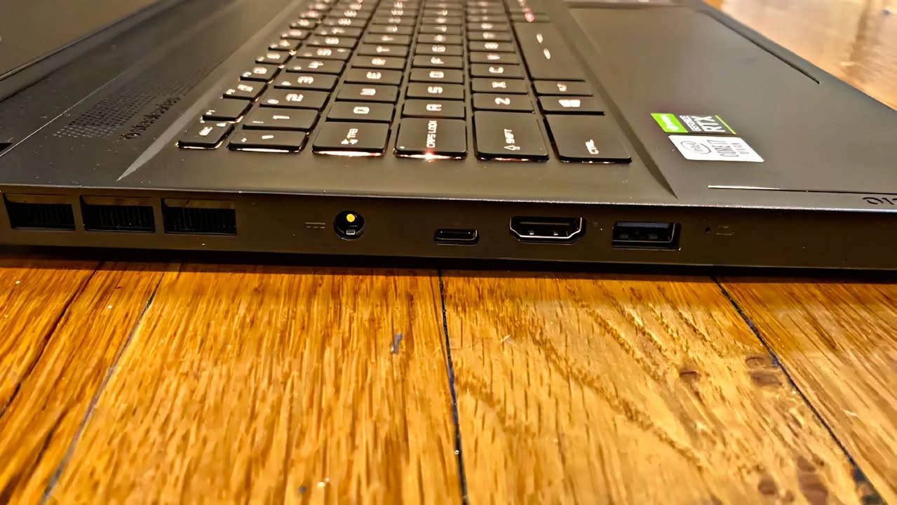 السلام عليكم
لابتوب كيمنك للبيع 
لابتوب MSI STEALTH GS66  (جيل الثاني عشر ) للبيع 
المعالج core i7 -12700H (الجيل ثاني عشر)
الرام  (ddr5)  حجم 16GB  قابل للتطوير
الهارد (Ssd) 512 ssd  m.2  اللي يعتبر من اسرع انواع الهاردات 
كرت الشاشة الخارجي (Nvidia Geforce RTX 3070 TI) حجم 8 كيكا 
الشاشه حجم 15.6 انج ضد التوهج  والانعكاس  
نظافة تصل الى 98%
يحتوي كل 3 فانات قوية  للتبريد ❄️ 🌬️
 يحتوي على سماعتين ستيريو مدمجتين (Stereo Speakers)🔊🔊
باتري ليثيوم 6 خلايا شحن سريع 240 واط وشاحنته الاصليه 
  كيبورد ضوئي  فول RGB 7 الوان ليزري وبيهه منفذ تايب سي ورام وسيم كرت وكامره دقة 1080 الحاسبه مستخدمه شي قليل شخط واحد ‏ مابيه
بطارية 5 ساعات أو اكثر وحسب الاستخدام 
 بطارية قوية 🔋
  ‏وزن الابتوب خفيف ومناسب للتنقل
  ‏+
  ‏هدية 🎁
(ماوس+شاحنة اصلية 240W شحن سريع)
+++
هدية مع الابتوب
3 العاب+لعبة ببجي 120 فريم 
  ‏+
برامج
Microsoft office 2025
AUTOCAD 2025
PHOTOSHOP 2025

وافق ادمن❤️❤️
واتساب 
***********‬‏
