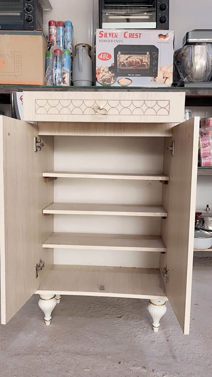 تنظيم وترتيب بلمسة فخامة لمنزلك! 🚪✨
حافظ على نظافة مدخل بيتك وأناقة ديكوره مع الجزامة العصرية الجديدة:
 تصميم راقي: لون بيج هادئ مع نقوش هندسية أنيقة وأرجل كلاسيكية مميزة تتناسب مع مختلف ديكورات المنازل.
 سعة تخزين واسعة: تحتوي على درج علوي للمستلزمات الصغيرة ورفوف داخلية متعددة لتستوعب أكبر عدد من الأحذية بكل ترتيب.
 عملية وعالية الجودة: خامات متينة وسهلة التنظيف تدمج بين جمال المظهر وعملية الاستخدام.
📍 الموقع: كرمة بني سعيد - منطقة الزياد - مجمع علي الزيادي
📞 للحجز والاستفسار: ***********
الكمية محدودة، اطلبها الآن لتضيف لمسة ترتيب أنيقة لبيتك!
