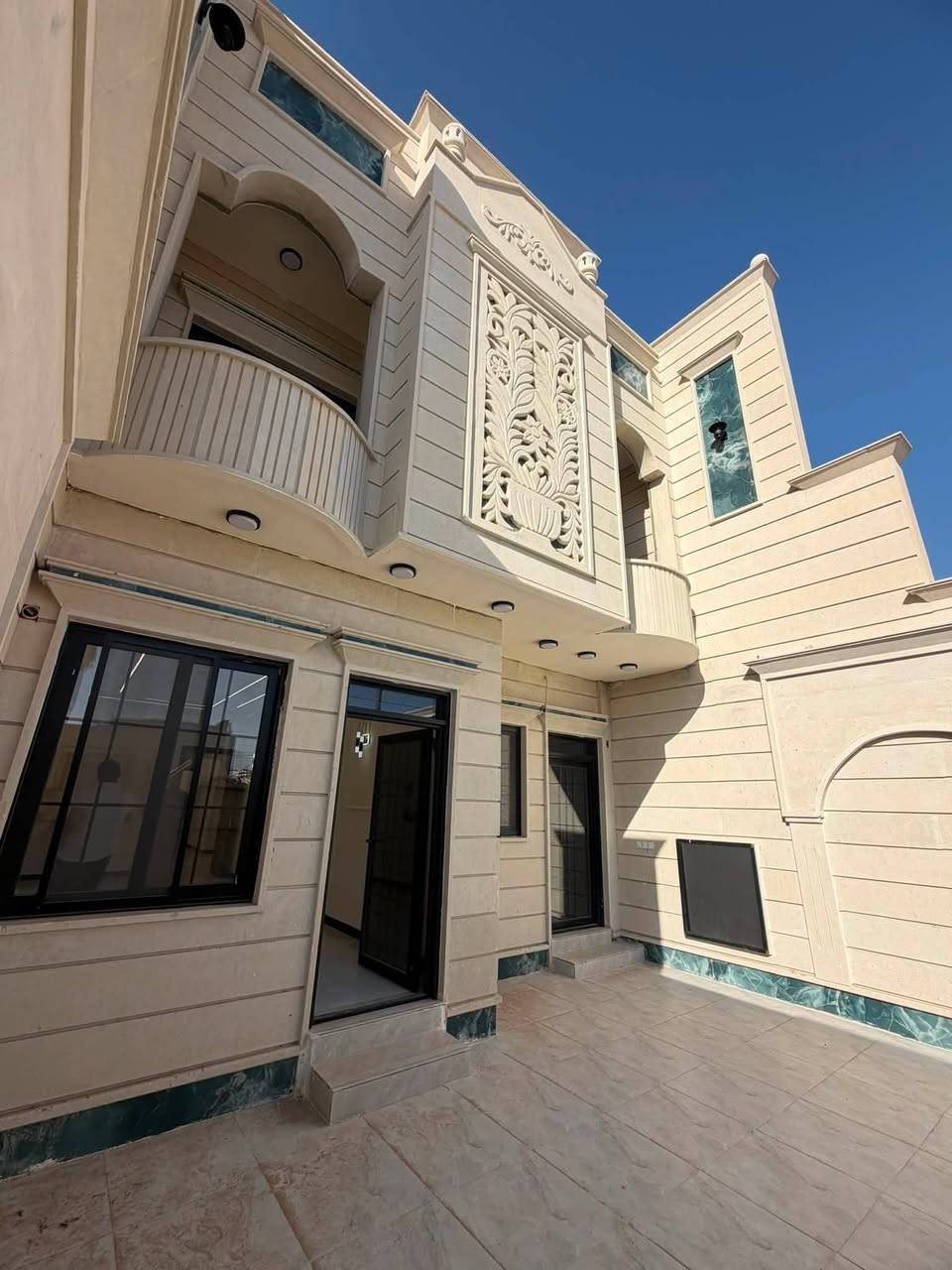 دار سكني للبيع
ديوم ال12 الف القريب على شارع 30 متر تبليط 
مساحة 210 واجها 7 نزال 30 
بناء زيرو حجر اخضر طبيعي 
السعر 170وبي مجال 
للاستفسار ***********
