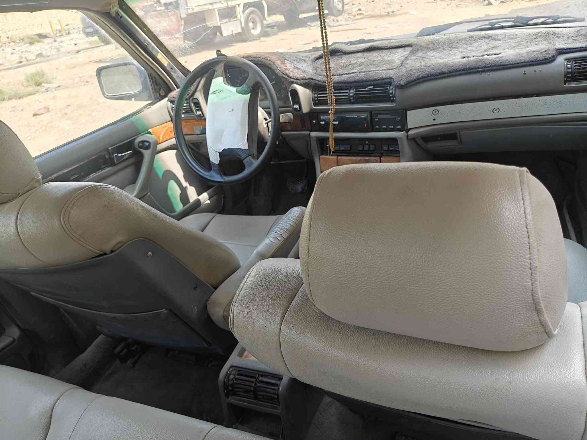 السلام عليكم بي ام 730 سته سلندر 3٫0موديل 93اصل فتحه دبل جكمجه ودبل ايرباك تخم تاير صدر خلفي جديدرقم انبار انكليزي بسمي منضومه بانزين جديده الغرفه نضيفه  السياره مكفوله من الصبغ عدا جاملغ خلف السائق بي صبغ والباقي كفاله  مكان السياره بغداد الدوره ***********
