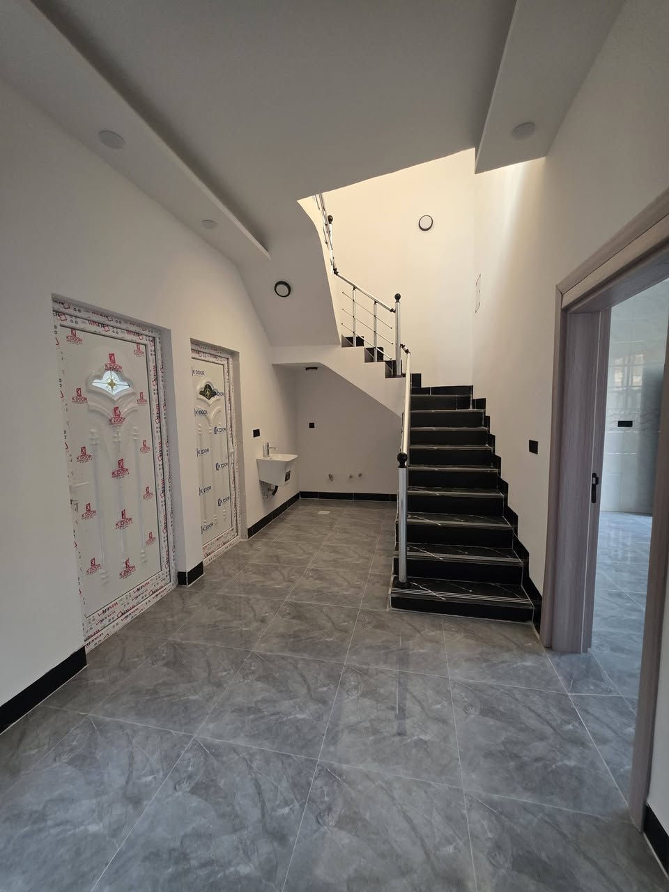 🏠 دار للبيع في تكريت – الديوم (منطقة 16 ألف)
​المساحة: 100 م² (الواجهة 10 م × النزال 10 م).
​الموقع: بظهر شارع 30 م، قريب من جامع التوفيق على شارع 15 م (صدة مرغوبة على طريق بغداد).
​التشطيب: سقف جبسن بورد ونقشات حديثة.
​التفاصيل:
​3 غرف نوم.
​صالة استقبال + 2 صالة وسطية.
​مطبخ + مناور.
​3 مجاميع صحية (داخلية وخارجية).
​📞 للاستفسار والتواصل: *********** ☎️
