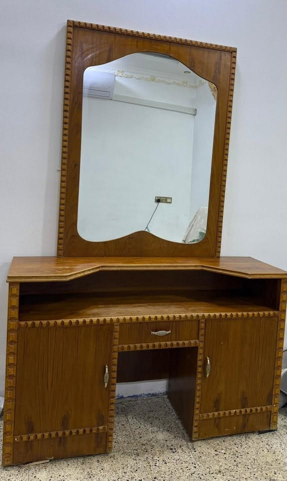 غراض لبيع جربايه طفل 175 ميز مرايه شغل تزكان نجاره صاجي عراقي سعرع 150عنواني بصره شط العرب ***********
