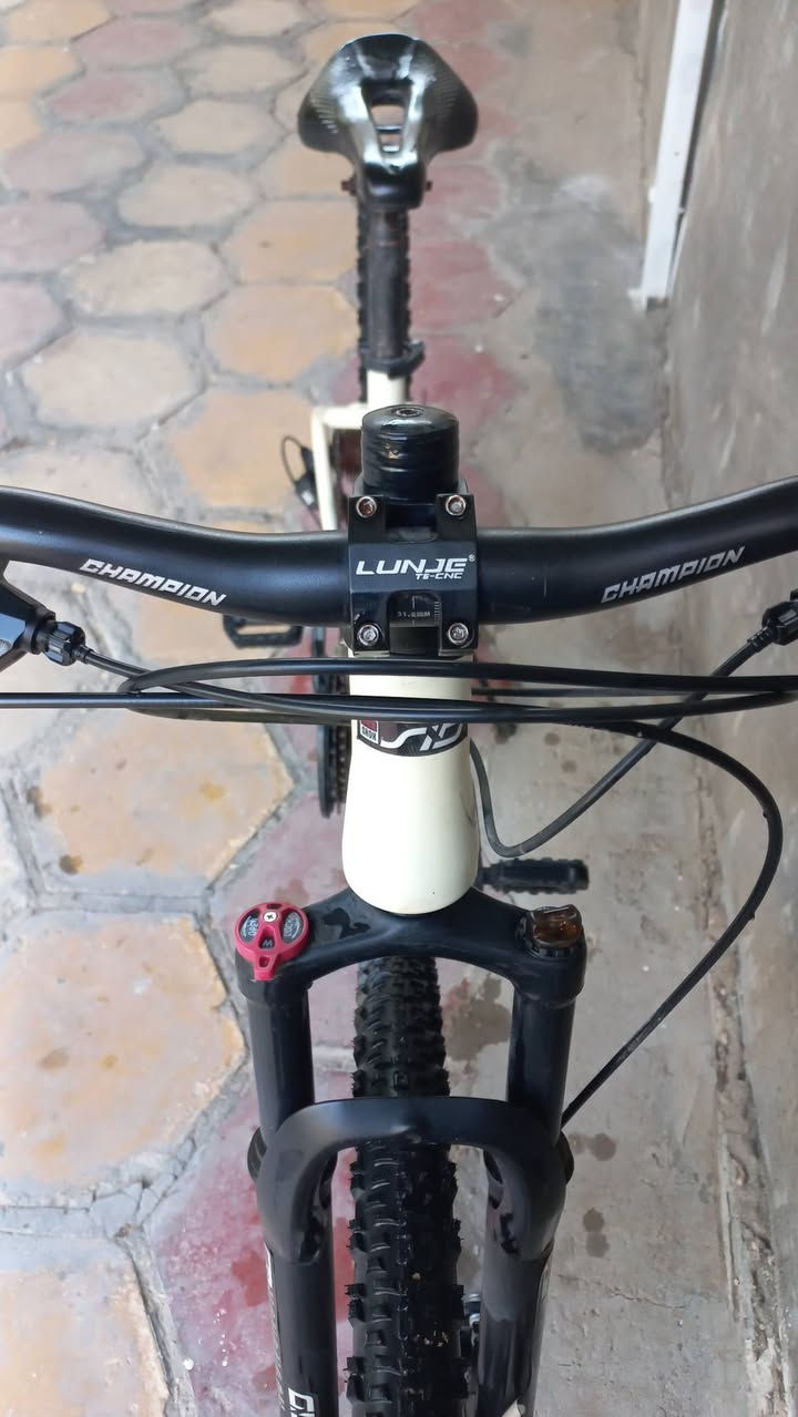 للبيع  
وبسعر 170 ألف بس

دراجة MTB المواصفات : 
حجم  27.5
7 تبديل خلفي 3 امامي 
سرج طبي 
اطارات من نوع HUTCHINSON KRAKEN 
بريكات دسك امامي خلفي حجم 160
دبل امامي هايدروليك فتح وقفل
نضافة 90% 

كل الاجزاء هي اصلية وشغاله بالكامل 

يأتي مع الدراجة 
سرج إضافي هدية  🎁 
وزوج اطارت إضافي هدية 🎁
 

مكان _ كربلاء _ الحسينية
تواصل 
*********** رقم واتساب
