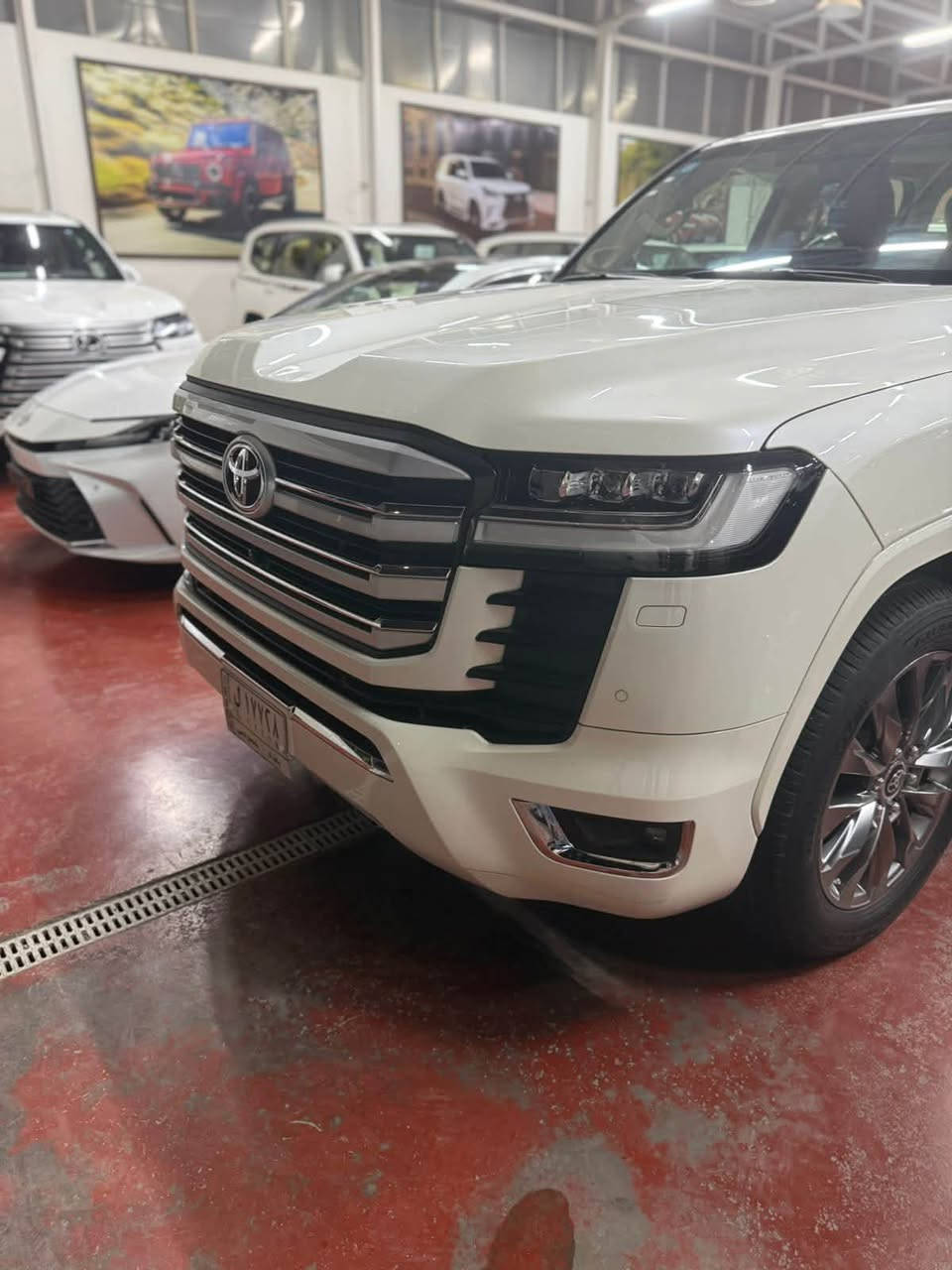 السلام عليكم للبيع لاندكروز VX//2023//فول داخل بيجي لون ابيض

محرك 4000تنفس طبيعي
جكات 
ستيرن كهرباء 
خزن ميموري 
كشنات كهرباء 
جنطةًكهرباء 
كشنات تدفئة تبريد 
دبل جنطة كهرباء 
شاشات 
4 كامرات محيطية 
وهوايه مواصفات بيها 

ملاحظة // السيارة كفاله عامه مغلفه نانو ساز VX
ملاحضه//ماشيه25000k
مكان السيارة بغداد 

للاتصال // ***********
