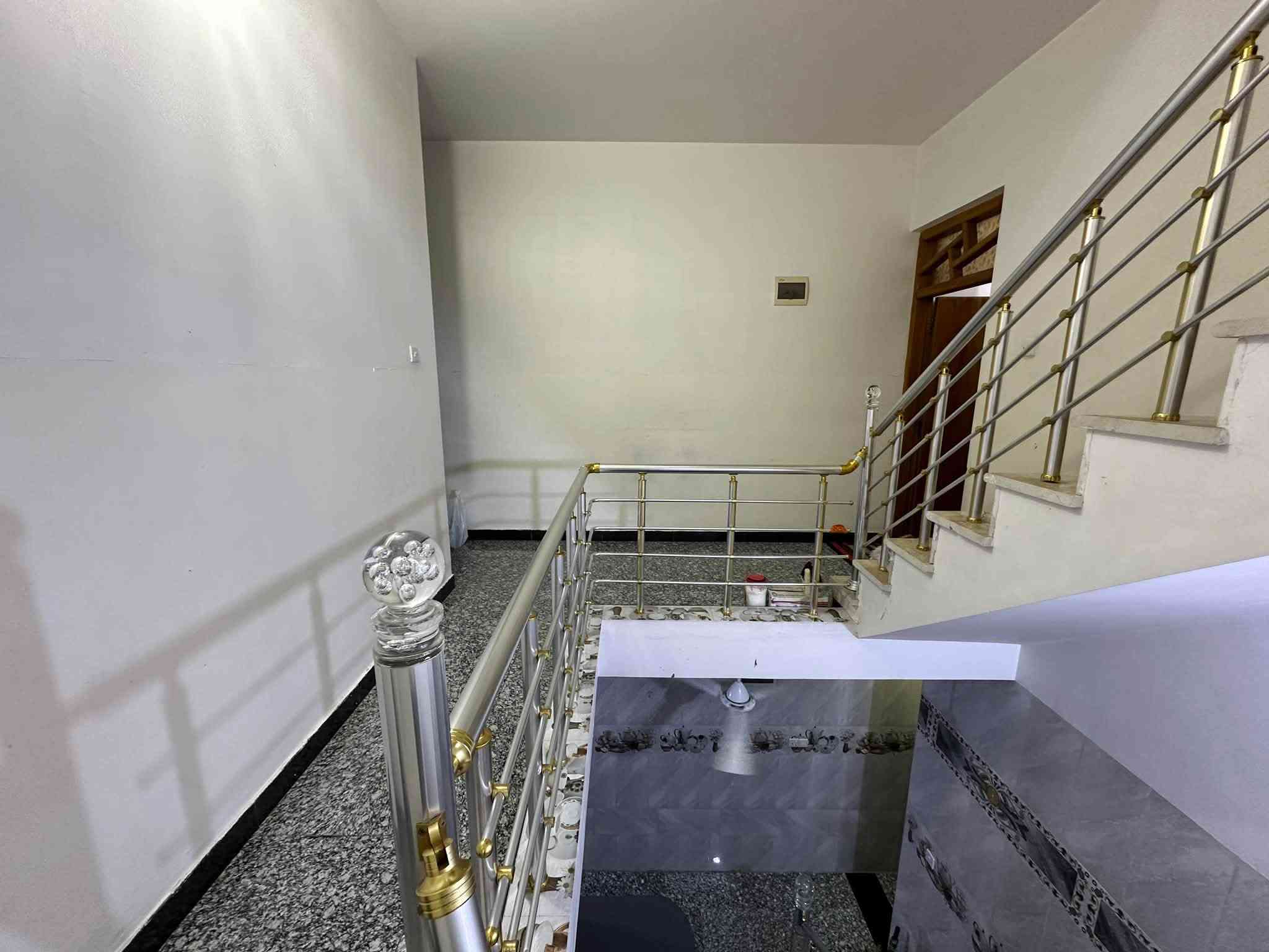 السلام عليكم 
بيت 100 متر زراعي سند 25 للبيع 
كامل طابقين وجاهز بناء حديث خدمات متوفرة مي مجاري كهرباء 

متكون من 3 غرف نوم 
حمامات 3 

موقع البيت : سكينة الزراعي مقاطعة 9/2 قرب اسواق خوخة يم مولدة وسام الساعدي القديمة عالشارع العريض البيت بالفرع يكون 

البيت سعرة 123 ومجاله بسيط 

وهذا رقم صاحب البيت للأستفسار ***********
