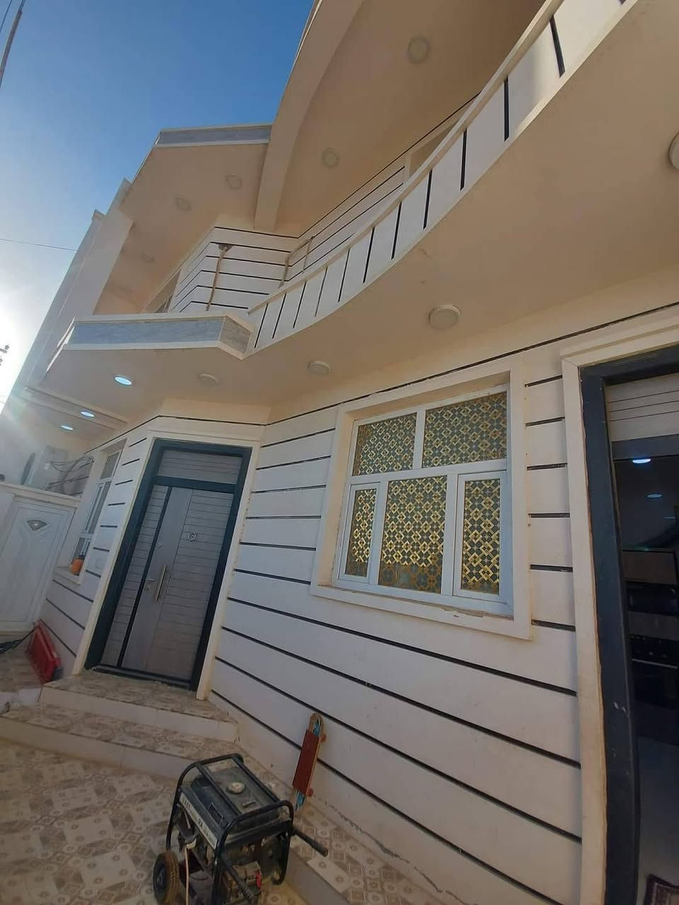 🏠 دار سكنية للبيع –طابو ملك صرف شرط التحويل
 فرصة مميزة
دار سكنية طابقين  بمساحة 120 م²، ركن على شارعين تحتوي على غرفة نوم في الطابق الارضي مع باقي الملحقات استقبال وصالة ومطبخ وصحيات والطابق الاول ٣ غرف نوم مع صحيات مشتركة 

والطابق الثاني بيتونة ومخزن

يباع مؤثث او غير مؤثث

ملاحظة يقيم الأثاث بسعر يضاف الى سعر الدار

🔹 رقم الدار: 4290

🔹 البناء: طابوق درجة أولى

🔹 السعر: 170 مليون دينار عراقي

🔹 يرهم مراوس أيضاً في مجمع النخبة السكني – قطع المجمع الصناعي، ضمن توزيع الموظفين الجديد للشركة العامة للصناعات الكهربائية حصراً.

📞 للمراجعة والاستفسار:

شركة النخبة العقارية للاستثمار

الأستاذ علاء الحمداني

📱 ***********
