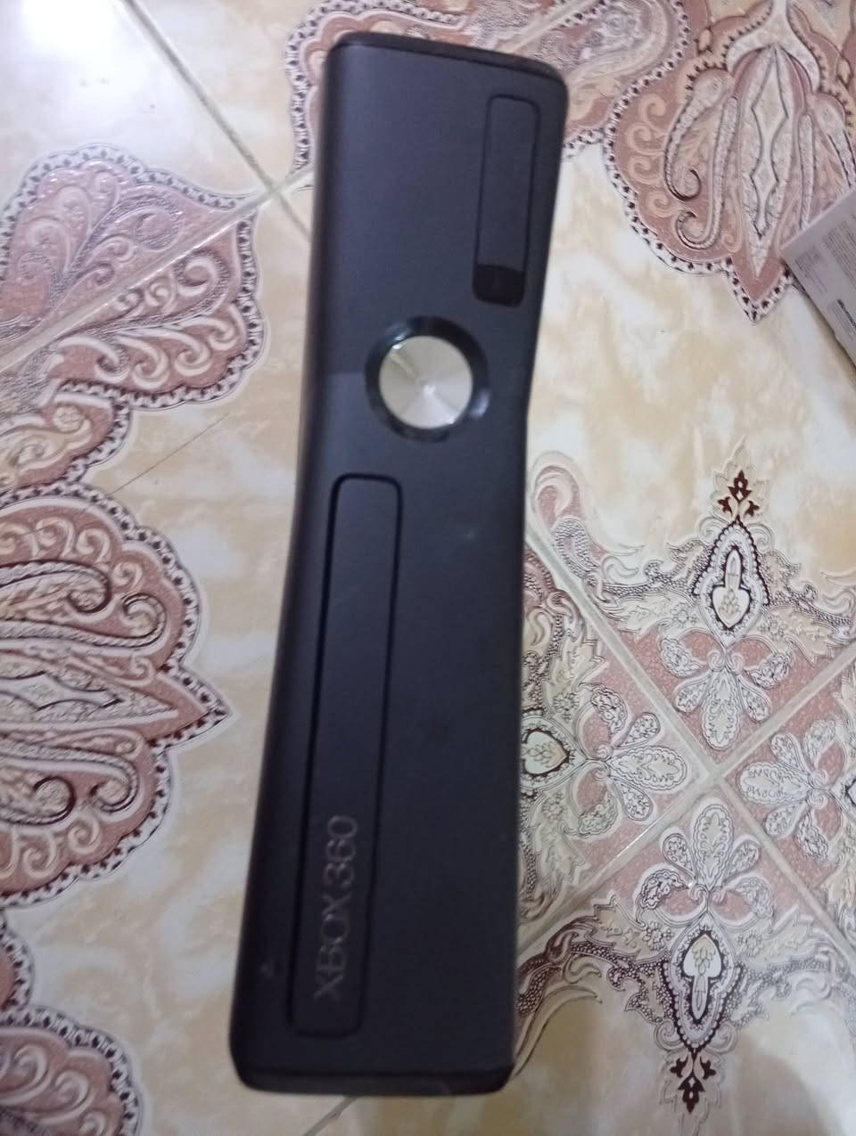 مرخصه الادمن 
سلام عليكم بلي xbox للبيع مثل متشوف ويا ملحقاته كامله معه هارد يحتوي على 60 لعبه وقابل للأضافه ونضيف 90% وصار شهر من جبته استخدام قليل وللبيع بسعر 120 وبي مجال للطيبين ورجاءً مو شراي لا تراسل وهذا رقم للاتصال او واتساب ***********
