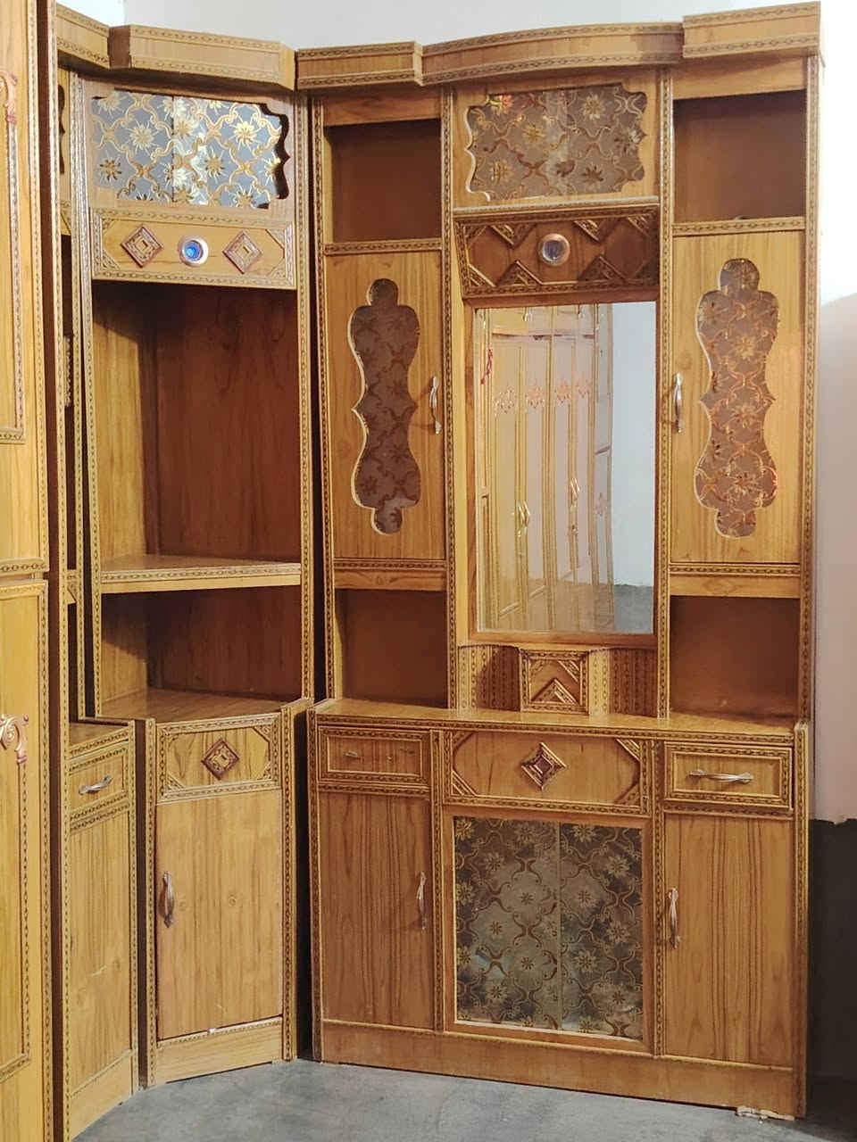 سلام عليكم اخوان يوجد غرفه نوم صاج عراقي نضافه فول سعرها 700الف 
المكان بختيله وهذا رقمي
***********
