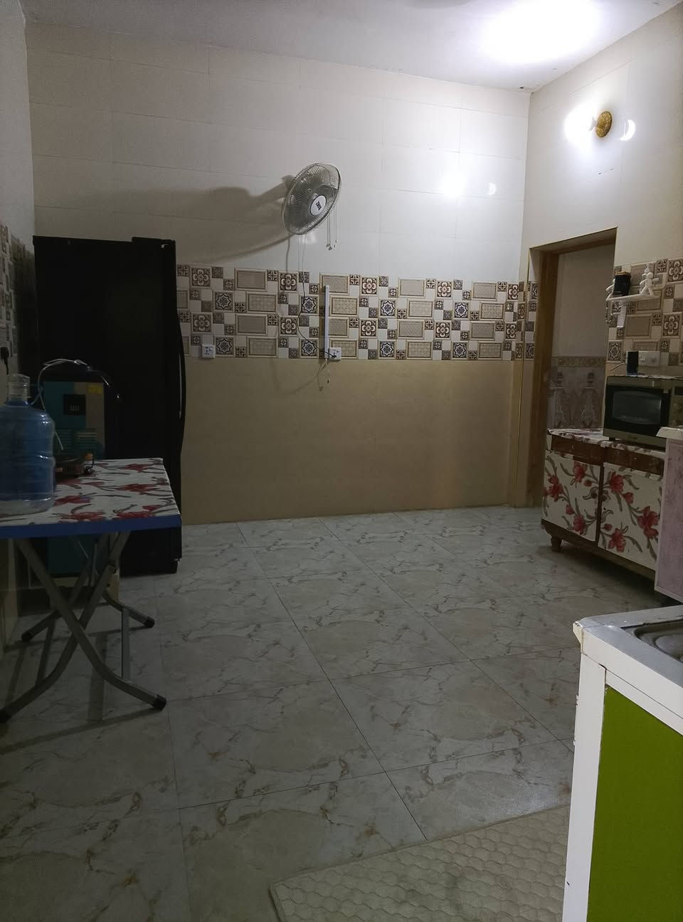 دار البيع العنوان حي الجامعه قراب حسينيه صاحب العصري والزمان
المساحه ٣٦٠/  يتكون من الاستقبال صاله غرفتين و المطبخ  حمام داخل  الاستفسار رقم ***********
