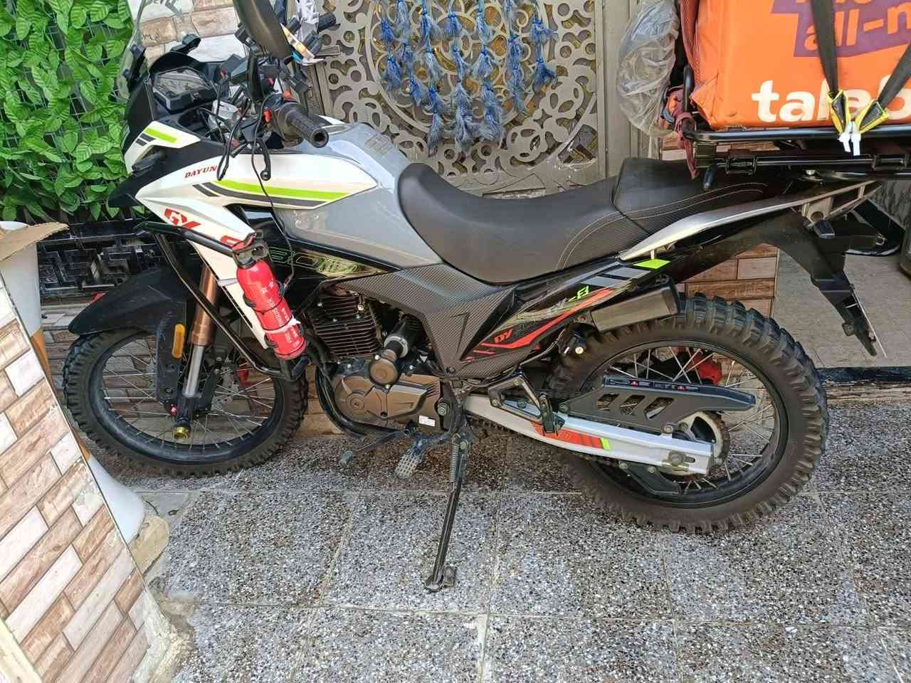 دراجه دايوان ادفنجر  مدير 26 دراجه بعد زيرو ماشيه 4000 دراجه بعدها باسم الشركه يعني تاخذها تحويل ثاني يوم ماكينه 300 سي سي رقم *********** سعره 3600
