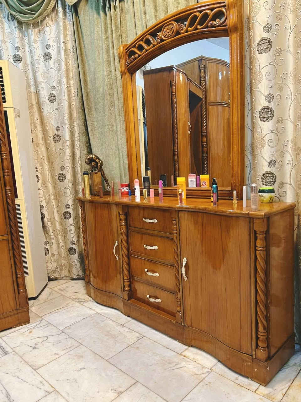 غرفة نوم تسكام صاج داخل وخارج شغل ثقيل ضهر جرجوبه خمسه ملم استعمال قليل مابيها اي ضرر تكمه اخت الجديد مكفوله من الشخط تكمه الواقع احله من الصور العنوان حلة حي الجزائر ***********.  ***********
