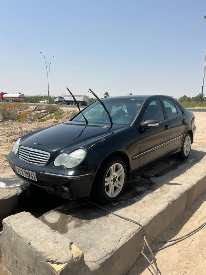 السلام عليكم 
السعر 50 وبيها مجال 
مرسيدس c320 موديل 2000 
رقم سليمانيه سنويه ل2027
مداور ثاني يوم 
نواقصها :- طخه بالچاملغ الخلفي الايمن ترجع بارد 
كمبريسر عاطل فقط والبواري والفريز سليمات 
حداديه الصدر ضعيفه 
الغرفة يرادلها ترتيب 
المكان الناصريه 
*********** واتساب فقط
