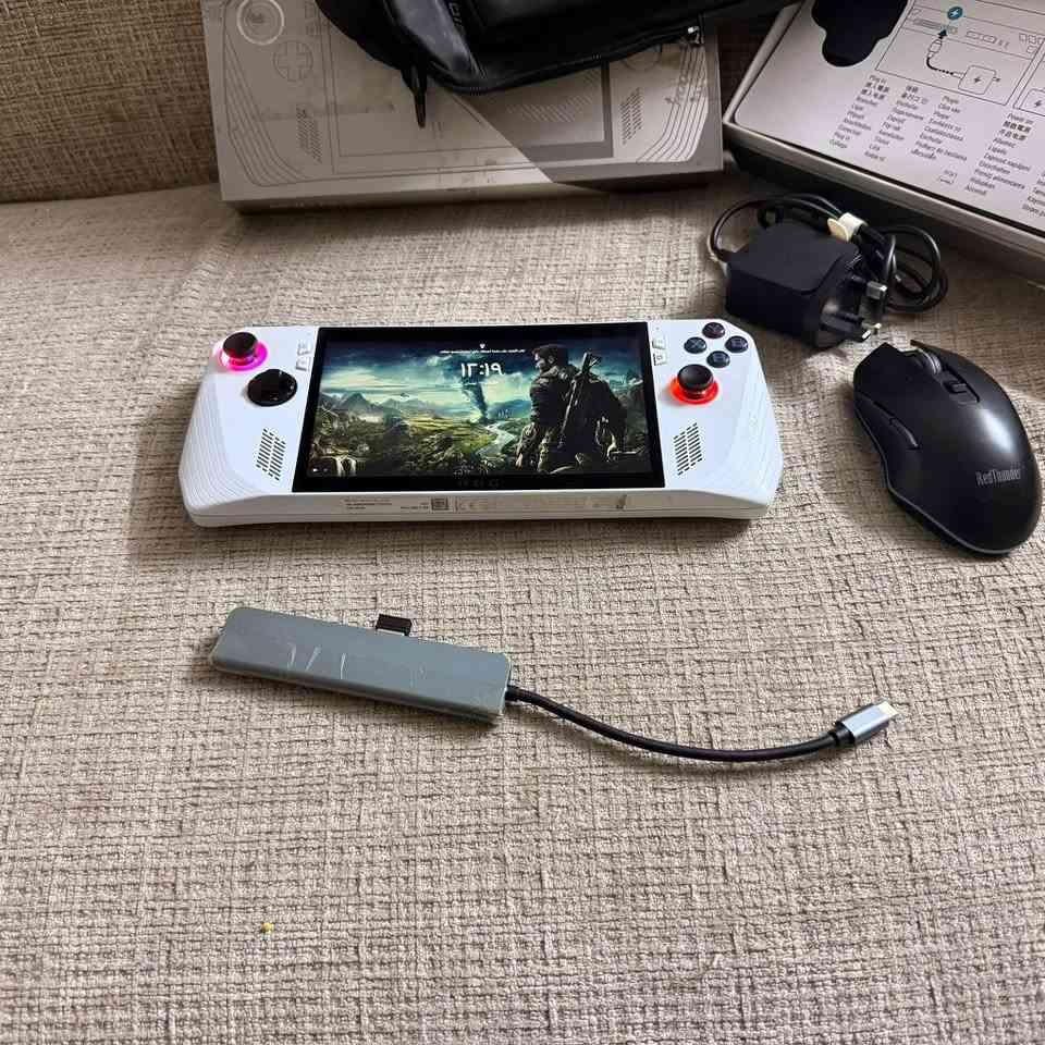 * جهاز Rog Ally العادي
*    نضيف جداً  نضافه 95% 

* كارتونه وشاحنه موجودة

* التواصل واتساب فقط او داخل التطبيق
***********
السعر :425.000
