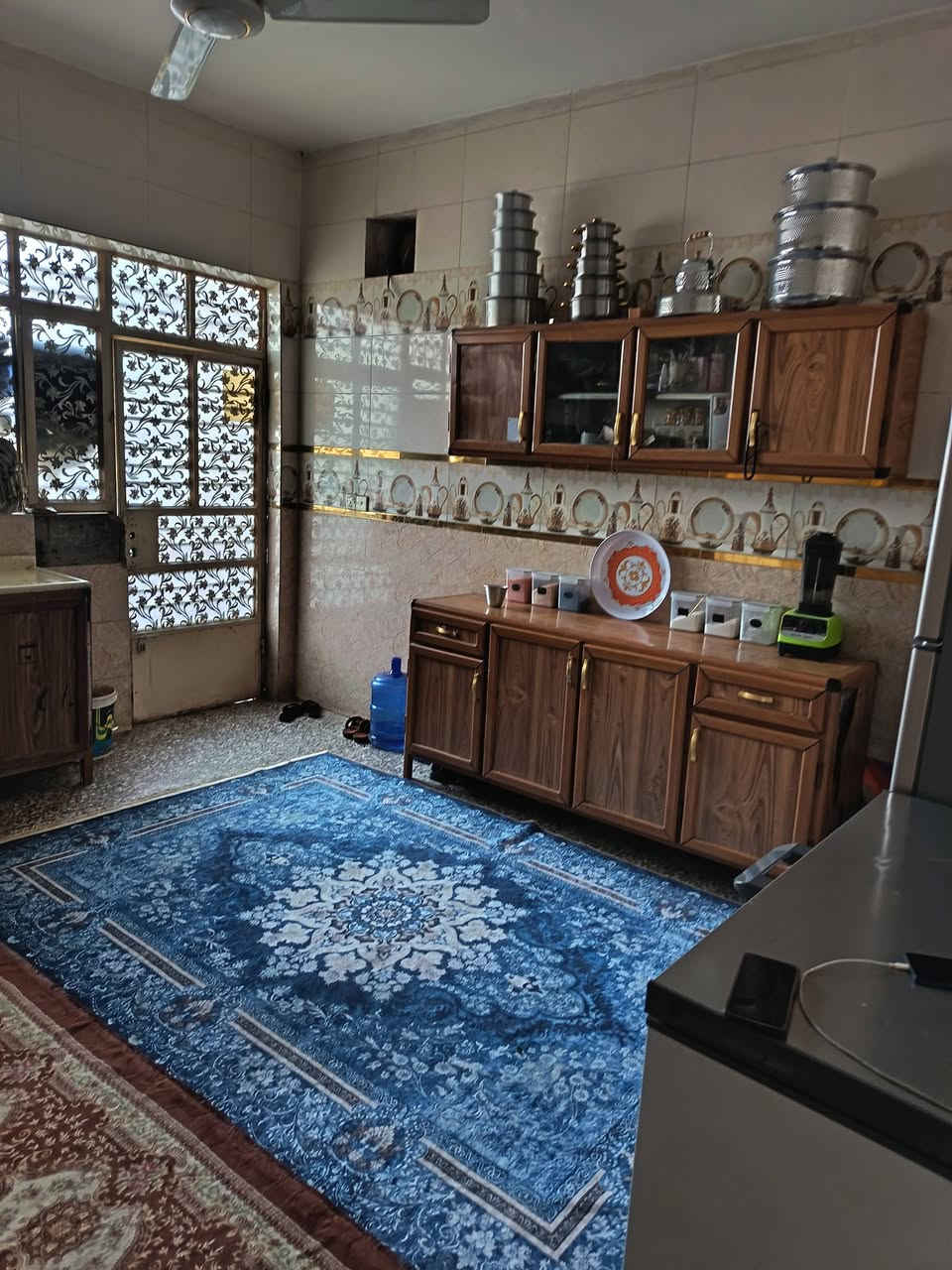السلام عليكم بيت للبيع بمجمع فدك المعسكر قرب المجلس البلدي مساحة 200 متر طابق ارضى يحتوي على مطبخ واستقبال ومساحة درج وثلاث غرف نوم  للتنويه البيت بنائة طابوك والسقف صب مسلح والسطح شتايكر للاستفسار ***********
