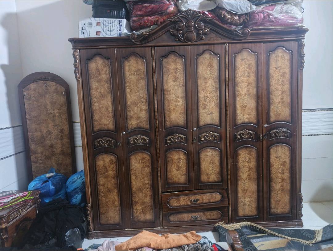 غرفة كاملة للبيع خشب صاج اصلي، ميز تواليت و زاوية و كنتور 6 ابواب و زاوية و 2 كومدي، 650 الف وبي مجال، للتواصل نفس الرقم المذكور واتساب فقط