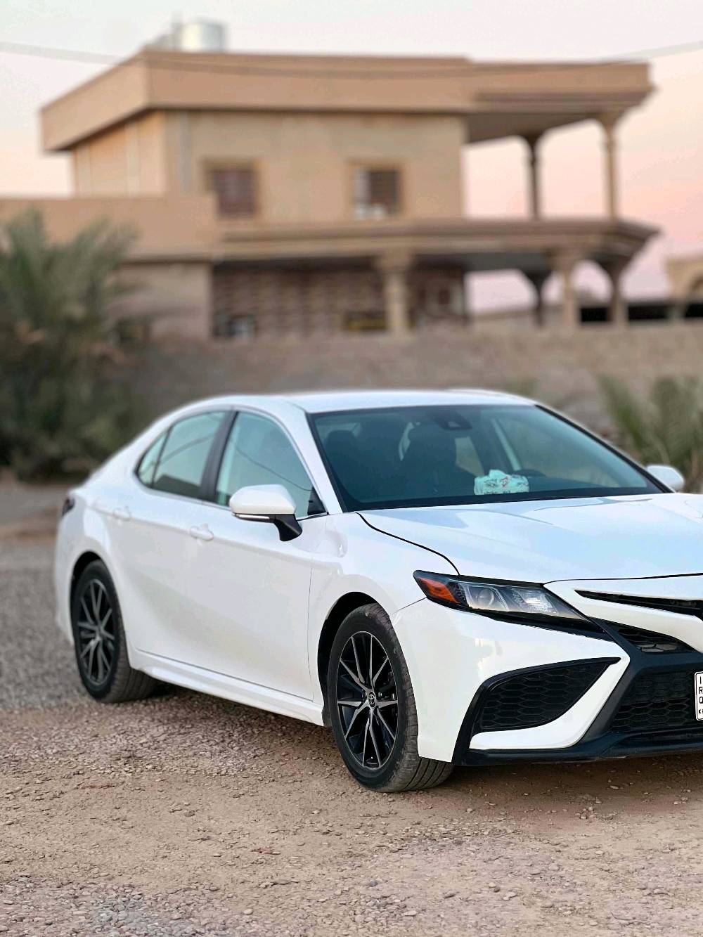 كامري 2023 اس اي نصف والمواصفات للبيع وارد امريكي والضرر شبر بالجامله الامامي