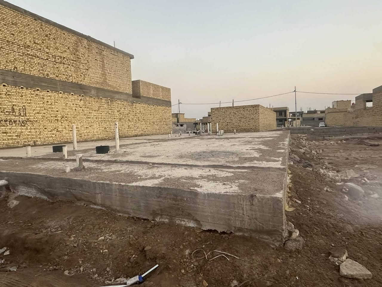 السلام عليكم
رفته للبيع في حي الخضراء مقابيل المعارض 
المساحه 250 متر مربع 
تباع كلها او نصفها 125
مقابيل البيع المباشر 
للاستفسار اكثر الاتصال
على ‏‪***********‬‏
