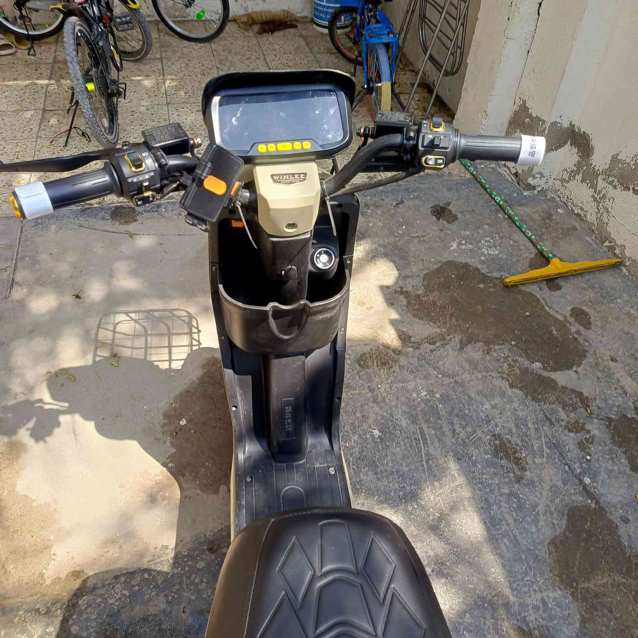 السلام عليكم مستعمل شهر واحدr9 اي مشكله مابيها 5بطاريات وتكدر اضيف سادسه للتفاصيل بعد تواصل علا هاذ رقم ***********
