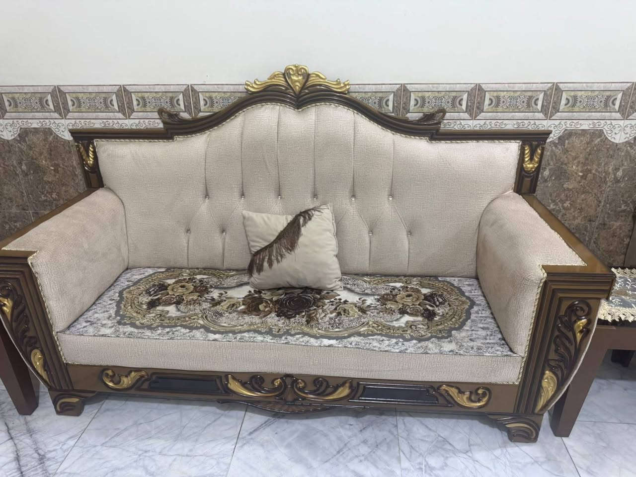 السلام عليكم تخم ملكي خشب زان تخم جديد نضيف كلش 10 مقاعد و8 كوشات 5 ممستخدمات و3 مستخدمات ورقت الضمان موجوده وتخم مصارله 4 اشهر وهاي صور التخم ومعا الساعه ايضاً وضمان يمكم وشوفو وتكدرون شوفو هم وبيكم خير وتدللون سعر تخم 950 وبي مجال للاستفسار عل رقم *********** واتساب متوفر
