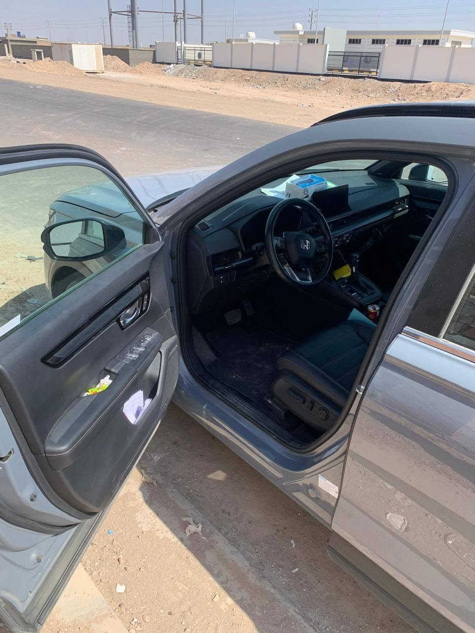 Honda CR-V Touring 2024
محرك بنزين 4 سلندر سعة 2.0 لتر بنظام Atkinson.
نظام هايبرد بمحركين كهربائيين (e:HEV).
القوة الإجمالية للنظام: 204 حصان.
عزم المحرك الكهربائي: 335 نيوتن.متر (247 lb-ft).
ناقل حركة أوتوماتيكي كهربائي e-CVT.
نظام دفع رباعي ذكي Real Time AWD.
أربعة أوضاع قيادة: Eco – Normal – Sport – Snow. �
Honda Info Center +١
التصميم الخارجي
جنوط ألمنيوم رياضية قياس 19 إنش.
مصابيح أمامية LED أوتوماتيكية.
إضاءة نهارية LED.
مصابيح ضباب LED.
مصابيح خلفية LED.
باب خلفي كهربائي يعمل بدون استخدام اليد (Hands-Free).
مرايا كهربائية قابلة للطي مع تدفئة.
سقف بانورامي كهربائي.
المقصورة
مقاعد جلد فاخرة.
مقعد السائق كهربائي بـ10 وضعيات مع ذاكرة.
مقعد الراكب الأمامي كهربائي بـ4 وضعيات.
تدفئة للمقاعد الأمامية.
تدفئة لعجلة القيادة.
مكيف أوتوماتيكي ثنائي المناطق.
فتحات تكييف للمقاعد الخلفية.
شاشة عدادات رقمية.
شاشة وسطية لمس 9 إنش.
شاحن لاسلكي للهاتف.
منافذ USB أمامية وخلفية.
الترفيه
نظام Apple CarPlay اللاسلكي.
نظام Android Auto اللاسلكي.
نظام ملاحة (بحسب السوق).
نظام صوت BOSE فاخر بـ 12 سماعة.
الأمان والسلامة
مثبت سرعة متكيف (ACC).
نظام المحافظة على المسار (LKAS).
الكبح التلقائي لتجنب الاصطدام.
التحذير من مغادرة المسار.
مساعد القيادة في الازدحام (Traffic Jam Assist).
قراءة إشارات المرور.
مراقبة النقطة العمياء.
تنبيه حركة المرور الخلفية.
حساسات أمامية وخلفية.
كاميرا خلفية متعددة الزوايا.
فرامل يد إلكترونية مع Auto Hold.
نظام الثبات الإلكتروني.
نظام مراقبة ضغط الإطارات.
وسائد هوائية متعددة. 

مكان السيارة الأنبار الفلوجة 

السعر المطلوب 23,000 $
هاتف ***********
آسيا  ***********
