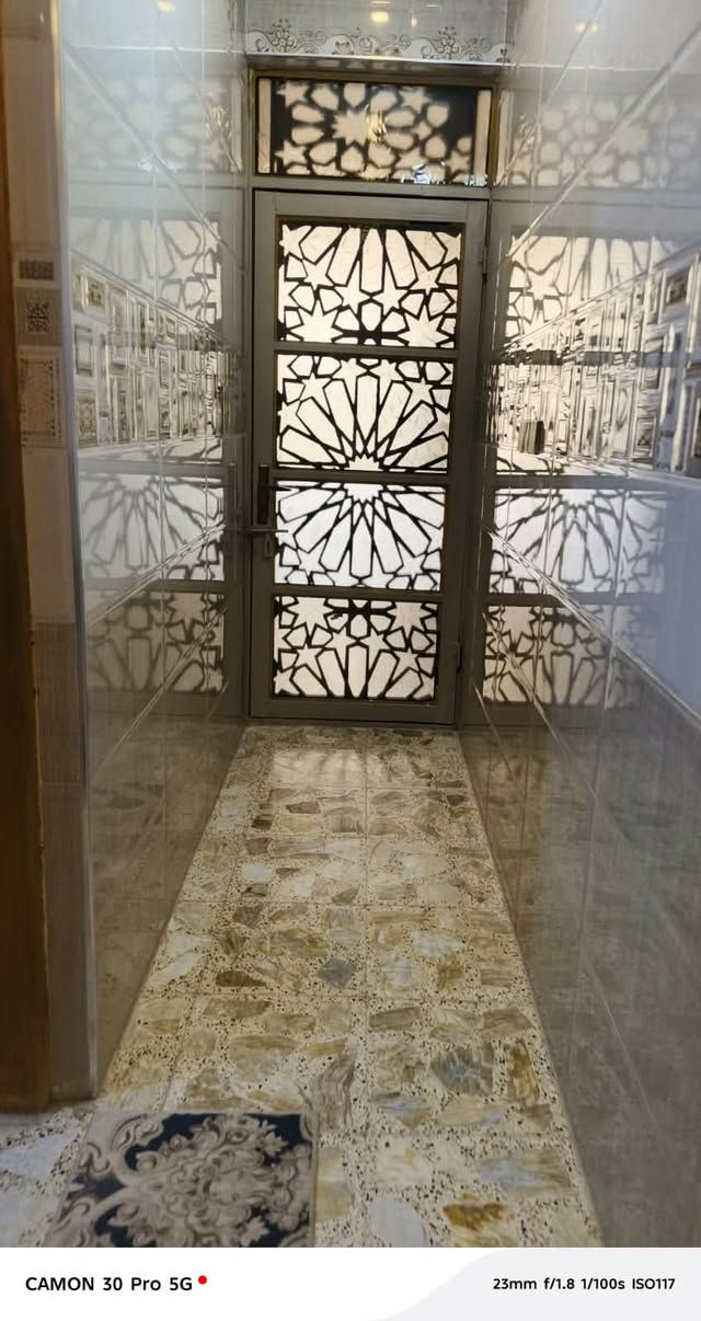 دار للإيجار عائلة صغيرة طابق ارضي جديد المساحة ١٥٥م الموقع بغداد حي الأمانة قرب ساحة مظفر يحتوي على مدخلين
غرفة منام عدد ٢ 
منور عدد٢ مطبخ واستقبال خدمات وكراج كبير مع منظومة كاميرات ومجهز بخط مولد  مع سخان وماطور ماء للأستفسار الاتصال على رقم الهاتف ***********
