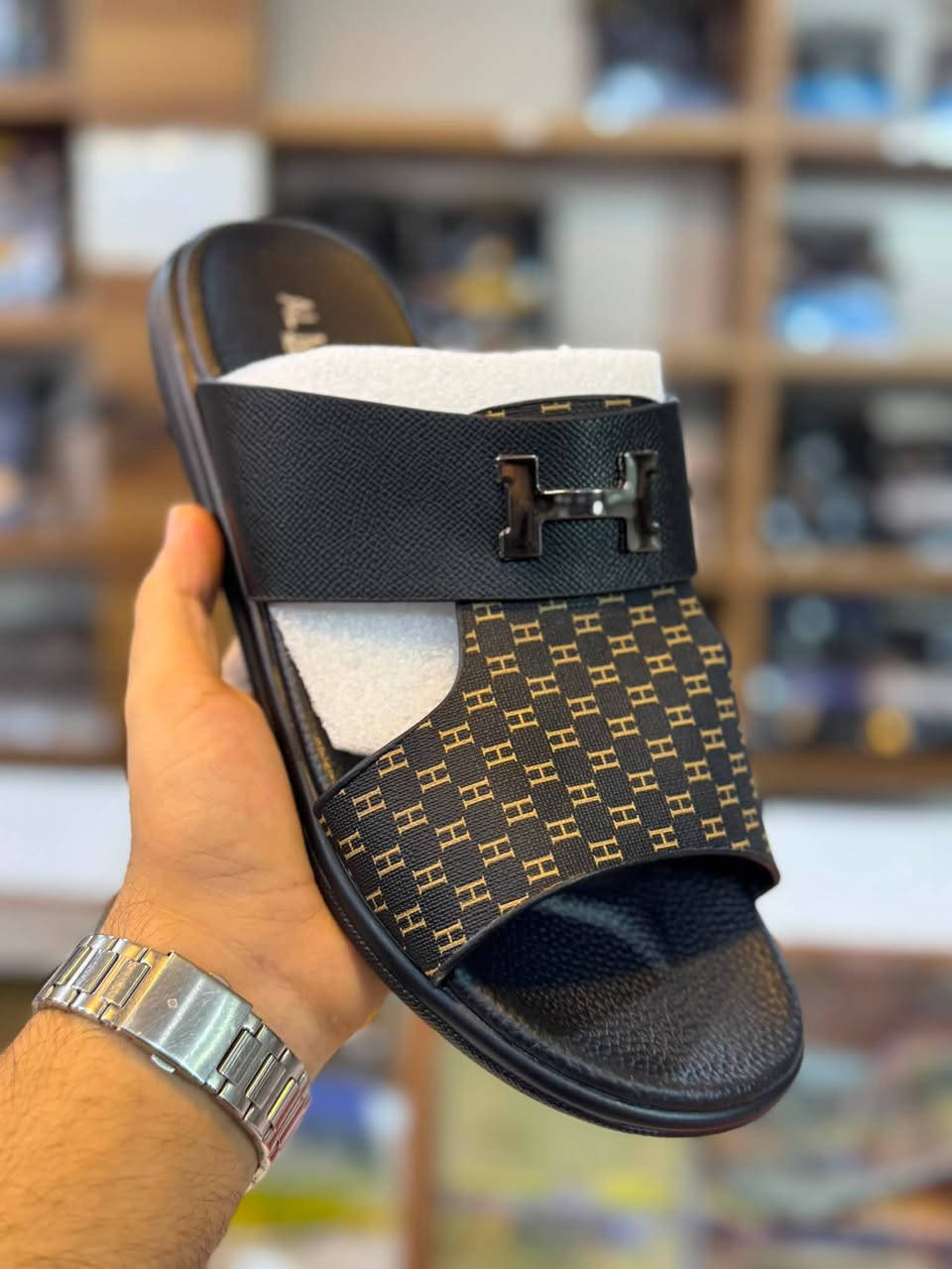شحاطات هرمز جلد طبي اصلي 

السعر 15.000
القياسات 41-42-43-44-45

الشهم للزي العربي الشرقاط السوق الجديد قرب صيرفه البهار رقم المحل c1
***********
***********
خدمه توصيل جميع المحافظات
