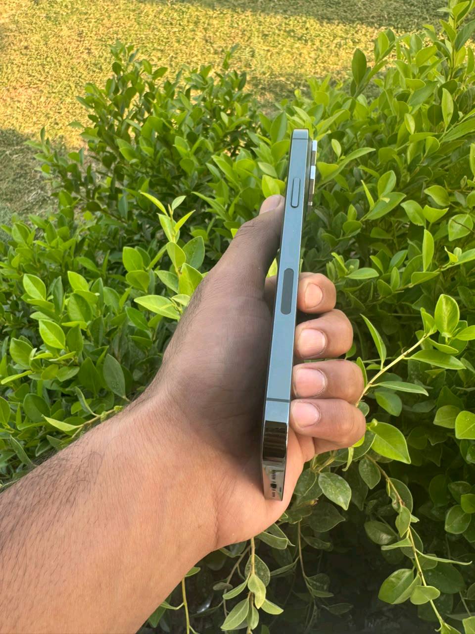 13 برو ماكس ذاكره 128 بطاريه 80مكفول ما مبدل بي اي قطعه فقط الكامره الاساسيه الصوره مرات تقرب ٥ اكس ومرات١٥ اكس اما كامرة السناب كلشي ما بيها تقرب طبيعيه ليش صارت ويه الكامره ما ادري و الخلل فقط زومممم قفط السعر 600 بي مجال شويه 