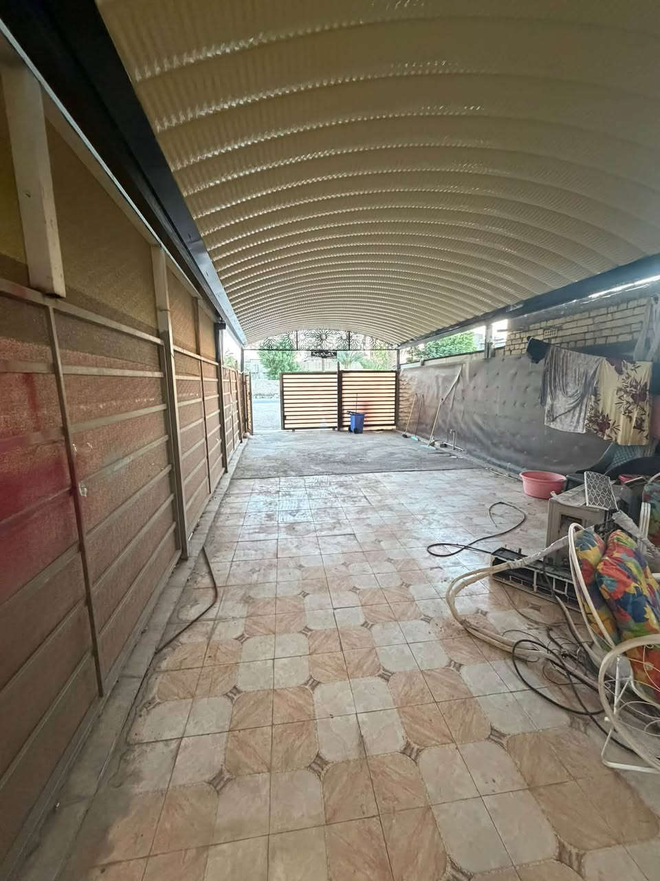 السلام عليكم
للبيع 100 متر طابو صرف واجهة 5 نزال 20 
طابقين بناء حديث نظيف جدا يحتوي على 
كراج يتسع 3 سيارات ، صالة ، مطبخ ، مناور
صحيات 2 ، غرف نوم 3 ، بيتونة ، سطحين
موقع هادئ جدا بغداد منطقة الري 
قرب شارع قطر الندى اضافة الى تشجير 
ملاصق للدار 100 متر على شارع 20 متر
للاستفسار الاتصال على الرقم و متوفر واتساب
***********
