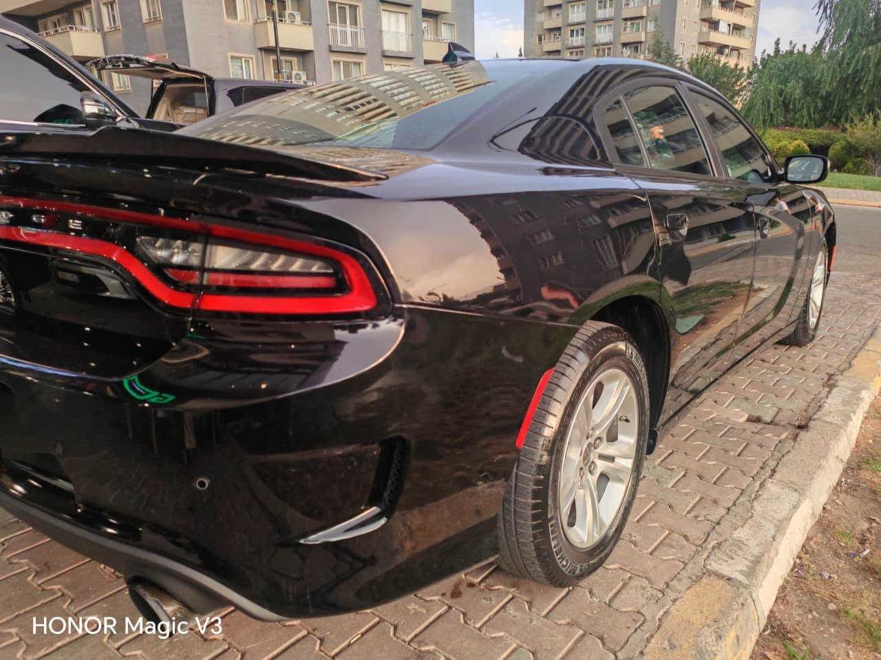 دوج جارجر 2023 اصدار الاخير Last Call
مواصفات SXT مكینة حجم 3600
ماشیة 72,200 کم. حيل حلوة ونظيفة 
شاشة جبیرة
حساسات خلفي بلادي 
سماعات ساوند سیستم الباین
بقية مواصفات المعروفة ل اس اكس تي
سيارة نظیفة بدون نقص، كهربائیات، صدر، امامي حدادي، تبرید مكينة، كير ، بشرط.
حادثها خفیف جانبي، بجم و خلفي كبس. ارباک بس بردە، راجعە بلادی.
جاملغ خلفي صبغ، باب كلير امريكا.
سيارة باسمي ، تسجيل اول مرة، ( سیارة البیت)
تحویل نفس الیوم.
رقم السلیمانية ، مكان السیارة سلیمانیة.

رقم صاحب السیارة
***********

نص مكتوب في الصور:
- HONOR Magic V3