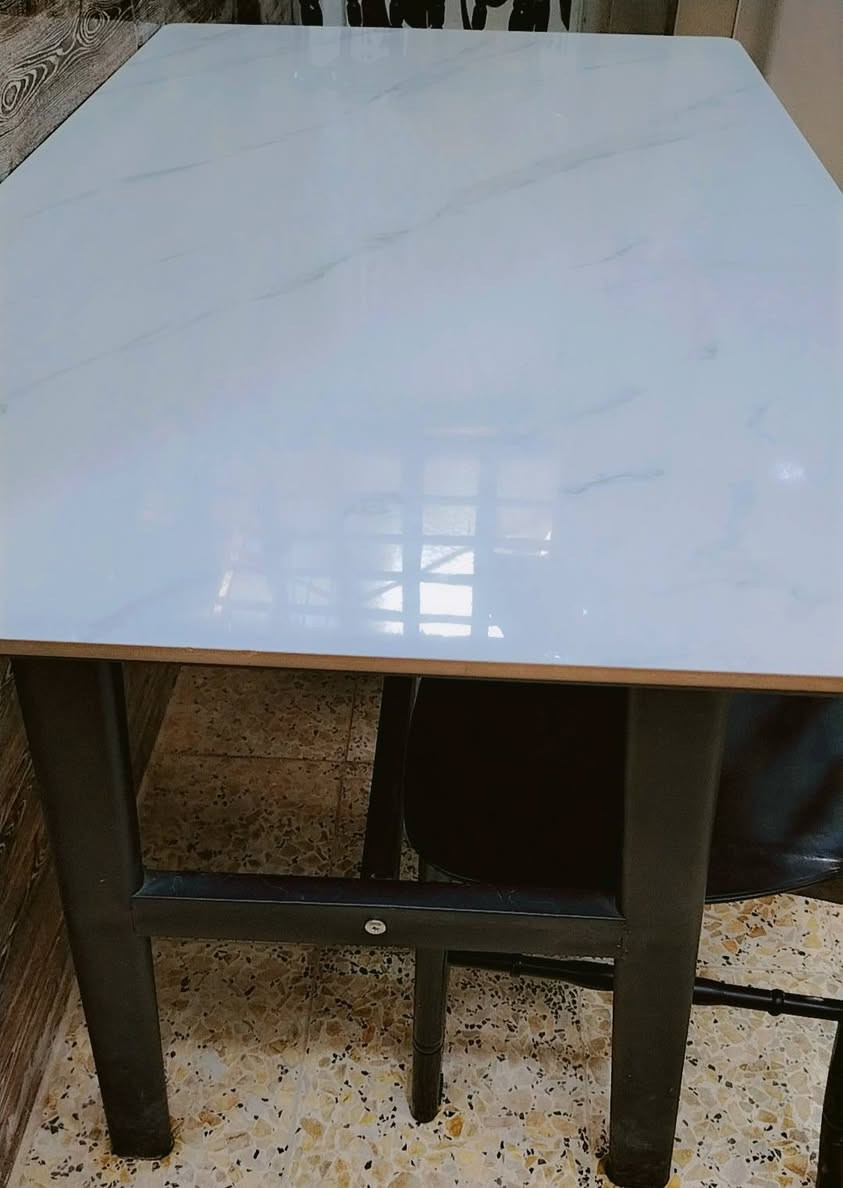 ميز مرمر • ٤ كراسي • متوفر ١٢
