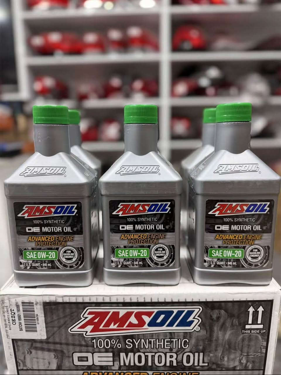 مجمع مصطفى العكايشي
زيت محرك تخليقي بالكامل امزويل فئة التوقيع AMSOIL Signature Serie

تُعد زيوت AMSOIL Signature Series من أفضل زيوت المحركات التخليقية في العالم، إذ تم تطويرها لتوفير حماية متقدمة للمحركات الحديثة العاملة بالبنزين وبتقنية الشحن التوربيني (Turbo) أو الحقن المباشر (GDI).
تم تصميمها لتلبية أو تجاوز متطلبات GM dexos1™ Gen 2 ومعايير API SP / ILSAC GF-6A، مما يجعلها مناسبة لمجموعة واسعة من السيارات الحديثة.

مواصفات ومميزات المنتج (بحسب الشركة المصنعة):

حماية للمحرك بنسبة 75% أكثر ضد التآكل وفقدان القوة مقارنة بالزيوت التقليدية.

قدرة تنظيف أعلى بنسبة 50% من زيت AMSOIL OE Motor Oil للحفاظ على نظافة المحرك الداخلية.

يحمي الشواحن التوربينية بنسبة 72% أفضل من الحد الأدنى المطلوب وفق اختبار GM dexos1 Gen 2.

قوة تحييد أحماض بنسبة 28% أعلى من زيت Mobil 1 Annual Protection، مما يطيل عمر الزيت والمكونات الداخلية.

ضمان حماية حتى 25,000 ميل أو سنة كاملة من الاستخدام.

معتمد من خبراء بناء المحركات ويستخدم من قبل محترفي الأداء العالي.

المزايا التقنية:

تركيبة تخليقية بالكامل تقلل الاحتكاك وتحسن كفاءة استهلاك الوقود.

مقاومة عالية للأكسدة والحرارة للحفاظ على ثبات اللزوجة.

تمنع تكون الرواسب وتحد من تراكم الكربون داخل المحرك.

أداء ممتاز في درجات الحرارة العالية والمنخفضة لضمان تشغيل سلس في كل الظروف.

الأنواع المتوفرة:

AMSOIL Signature Series 0W-20 100% Synthetic Motor Oil

AMSOIL Signature Series 5W-30 100% Synthetic 
Motor Oil

AMSOIL Signature Series 0W-40 100% Synthetic 
Motor Oil

نص مكتوب في الصور:
- مجمع مصطفى العكايشي للأدوات وصيانه السيارات الأمريكي ***********