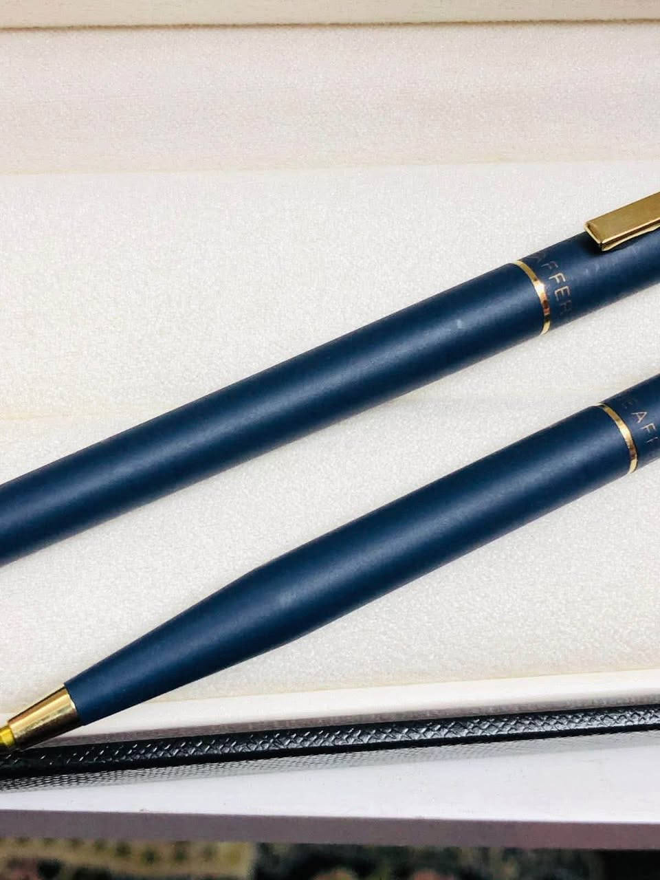 سيت أقلام شيفر ( Sheaffer) 
أمريكي اصلي انتاج الثمانينات 
حجري مع طلاء الذهب 
ريشه طلاء ذهب 
حبر - جاف - الحجم F  
السعر ٨٠  الف 
للاتصال ***********
