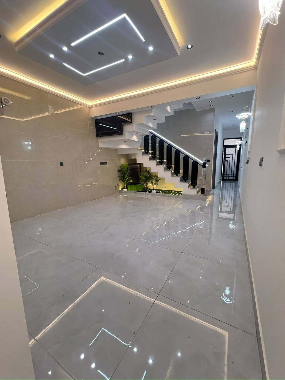 سعر الدار  245 مليون فقط
دار  للبيع مساحة الدار 100 متر
الواجهه 5  النزال  20  ' يحتوي على 3 غرف
 بناء حديث درجه اولى ضلع منفصل
1⃣الطابق الأول : 
▪️صاله مطبخ غرفة نوم حولي درج خدمات
2⃣الطابق الثاني
◽️ 2 غرف نوم ' خدمات ' بيتونه ' سطح
موقع مميز حي الجهاد/   الامانه مقابل 
مدينة الالعاب خلف الشارع العام
***********   ,    ***********
