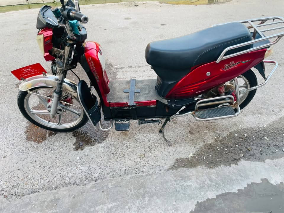السلام عليكم موطور شحن للبيع بطاريات نص عمر وبيهن نفخ شويه النظافه مثل ما موضح بل صور كامل مكمل كله شغال مكانه الفلوجه حي نزال 
‏***********

نص مكتوب في الصور:
- شركة الاخوين
- (IRAQ)
- الاخوين وبس 2022
- دراجه كهربائيه - موديل
- جوال: 009647904741029