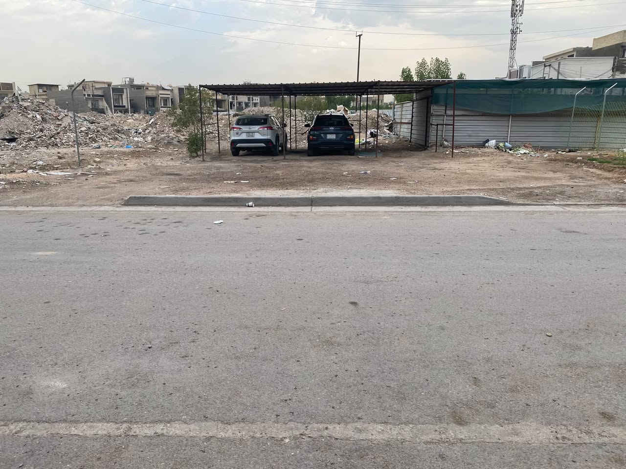 ‏سلام عليكم بيت 100 متر هاي الجهادالاستاذه قريب على شارع 60وخلف الشارع العام بيت يحتوي 4غرف نوم وصاله ومطبخ  وكبال البيت ساحه *********** واساب￼
